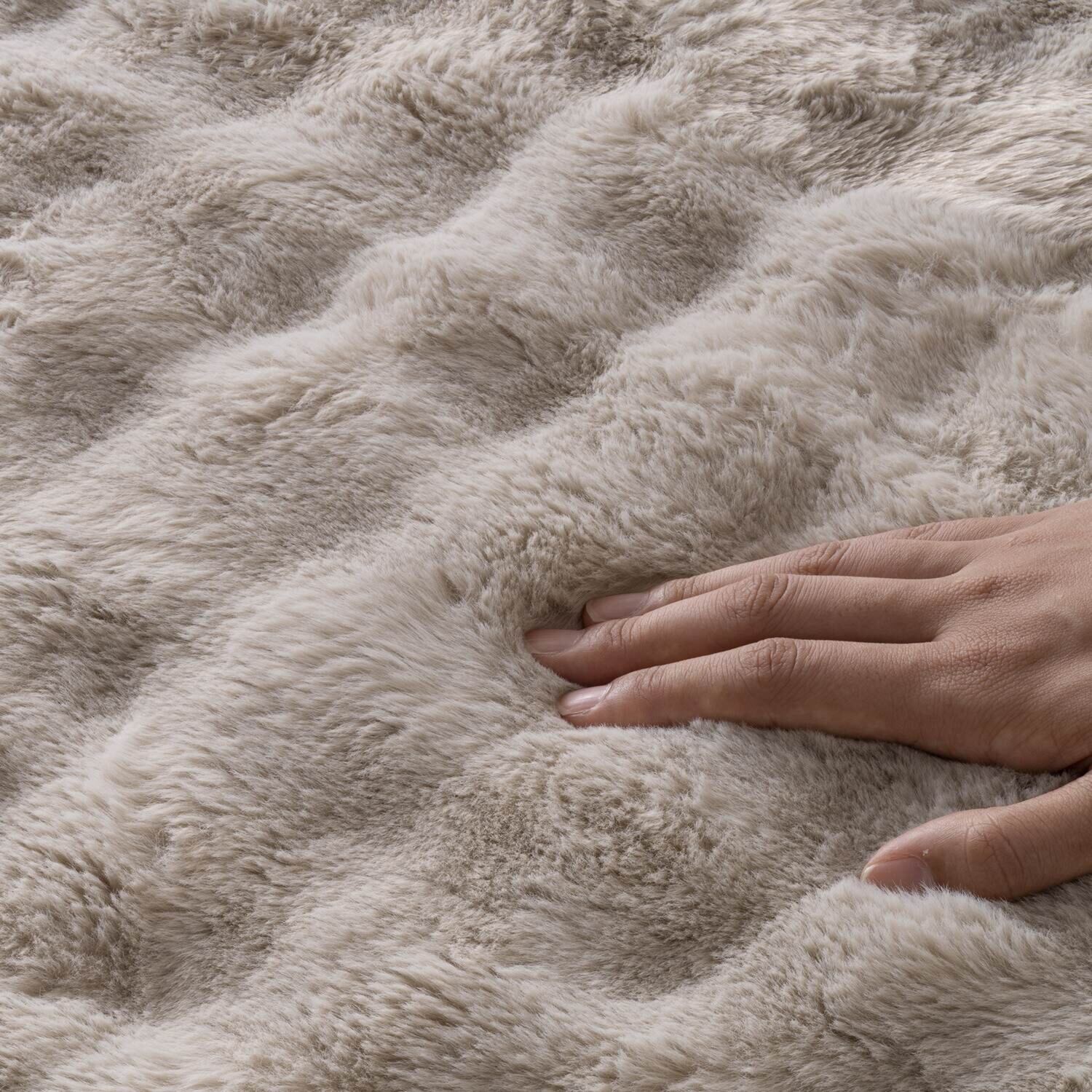 クワッズ 寒い冬の必需品 １枚４役！ 思わず触りたくなる ふわもことろける あったか電気毛布 ＱＳ４３３