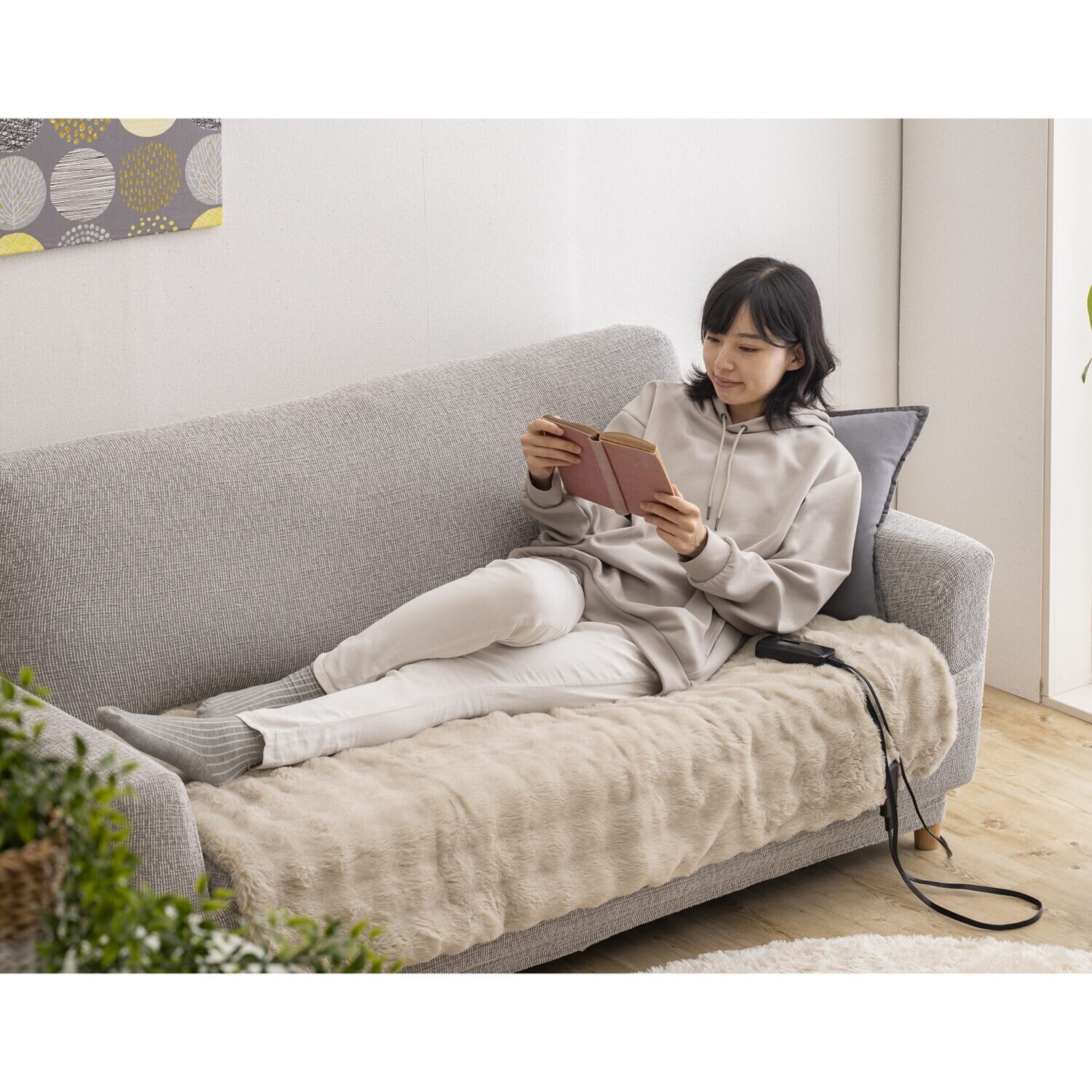 クワッズ 寒い冬の必需品 １枚４役！ 思わず触りたくなる ふわもことろける あったか電気毛布 ＱＳ４３３