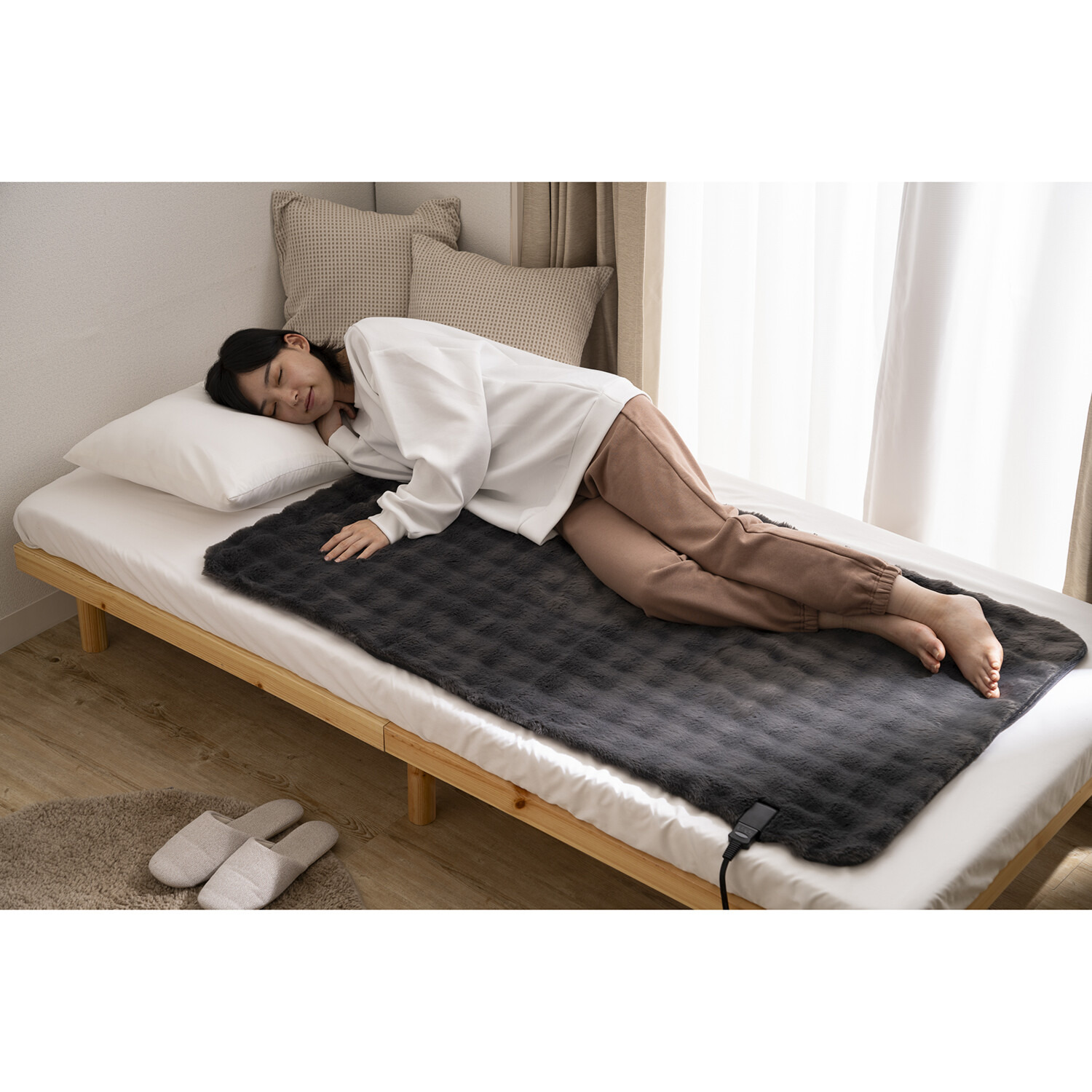 クワッズ 寒い冬の必需品 １枚４役！ 思わず触りたくなる ふわもことろける あったか電気毛布 ＱＳ４３３