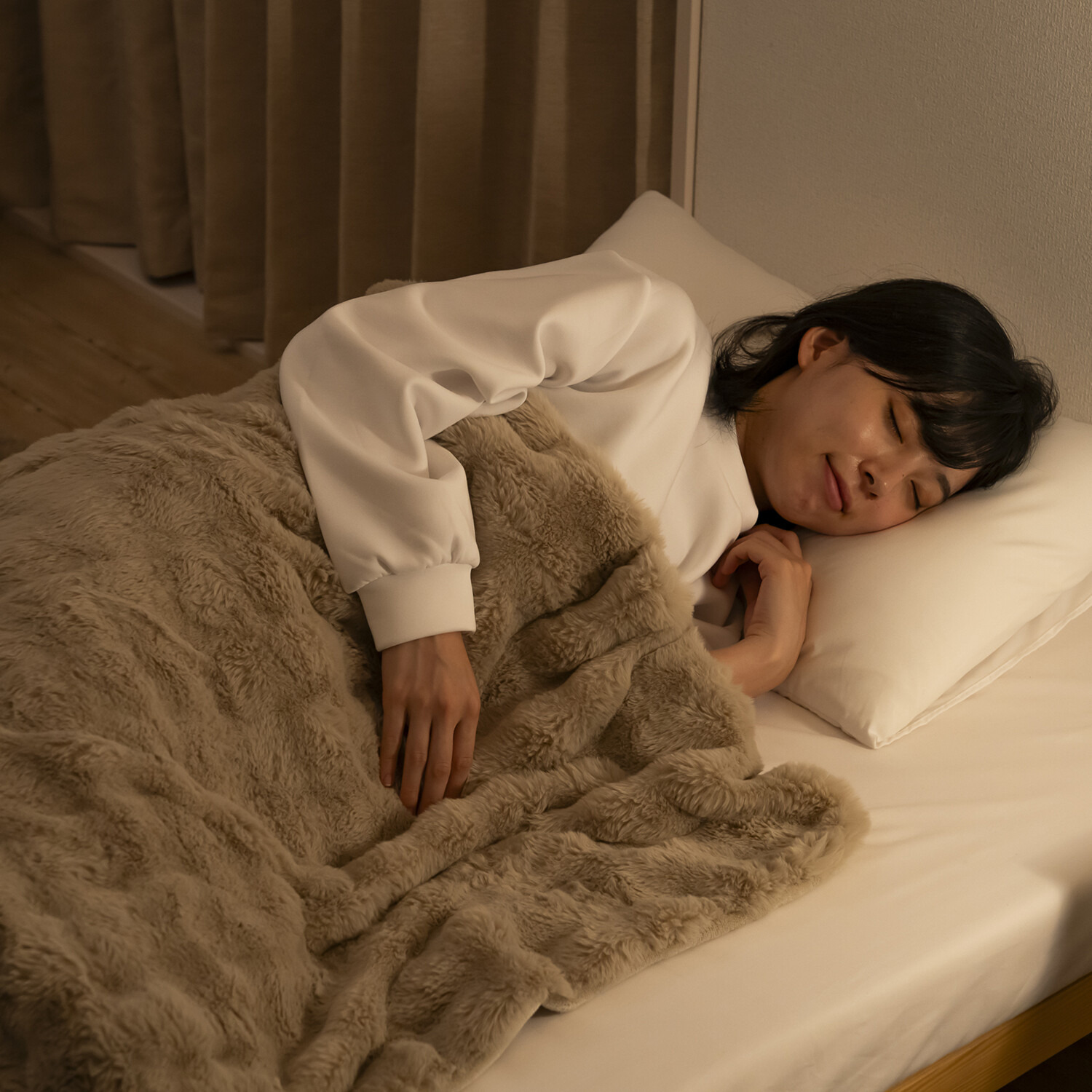 クワッズ 寒い冬の必需品 １枚４役！ 思わず触りたくなる ふわもことろける あったか電気毛布 ＱＳ４３３