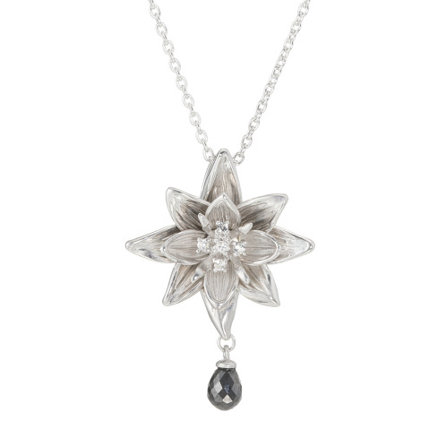 珠里　シルバー　０．７カラットＵＰ　ブリオレットカット　ブラックダイヤモンド＆　ホワイトサファイア　フラワーペンダント