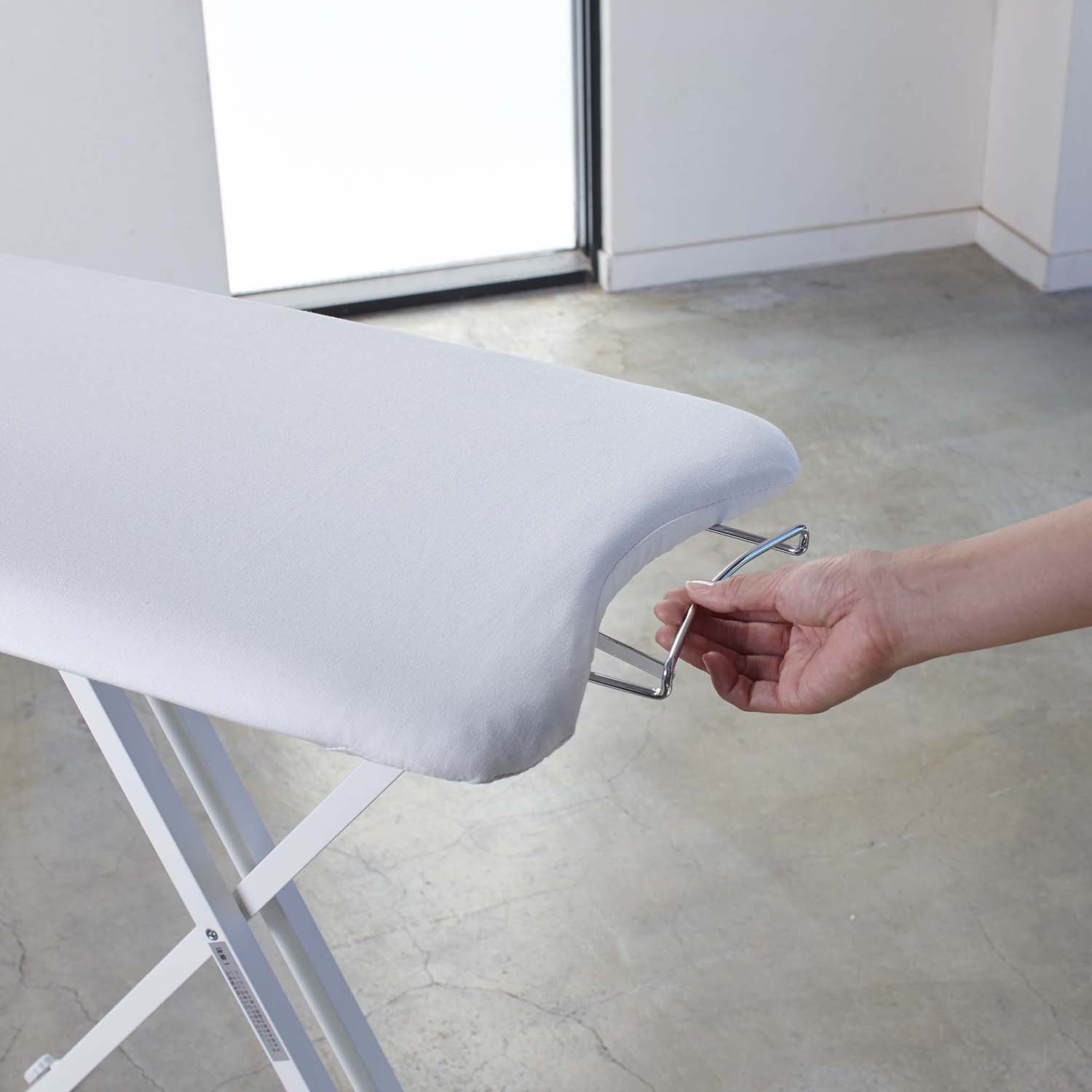 山崎実業　タワー 椅子に座ってかけられる 軽量スタンド式アイロン台