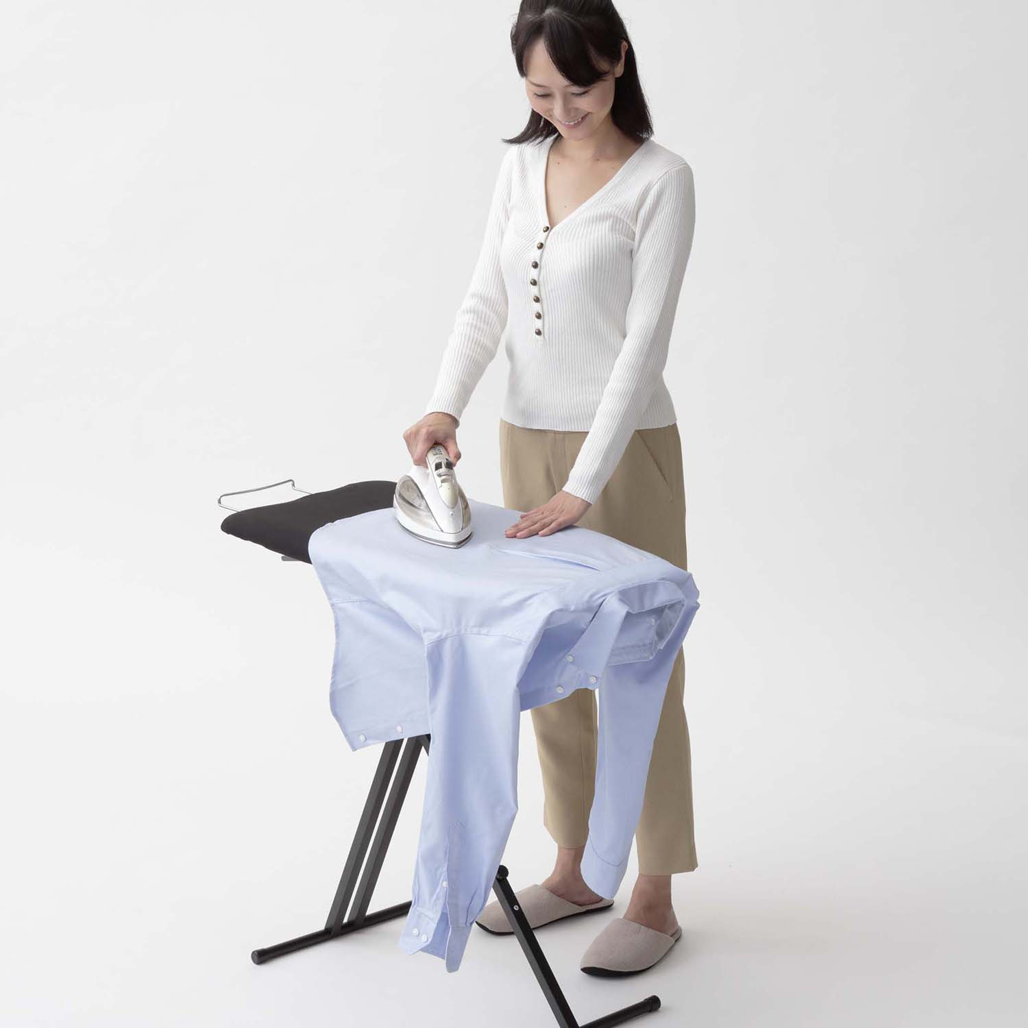 山崎実業　タワー 椅子に座ってかけられる 軽量スタンド式アイロン台