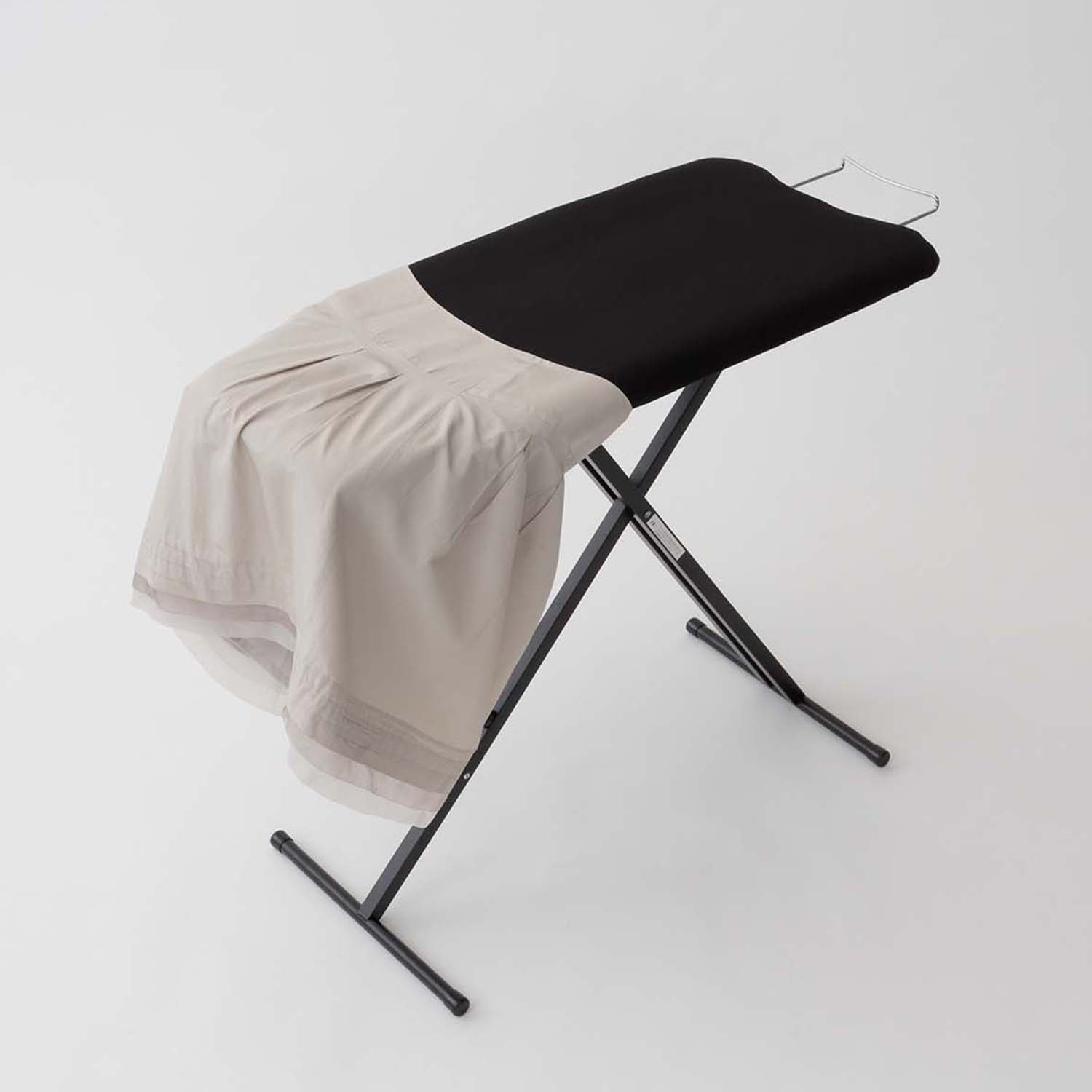山崎実業　タワー 椅子に座ってかけられる 軽量スタンド式アイロン台