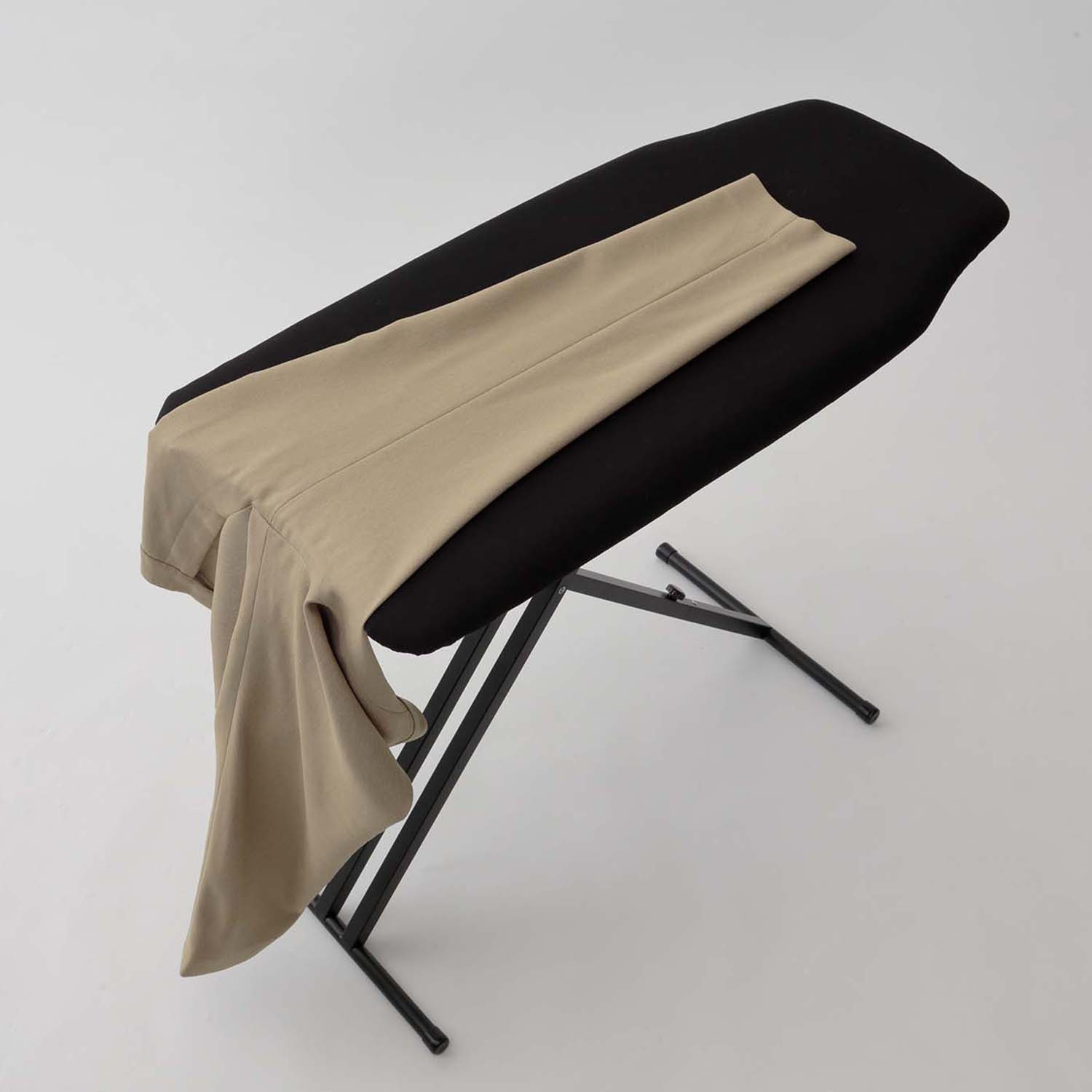 山崎実業　タワー 椅子に座ってかけられる 軽量スタンド式アイロン台