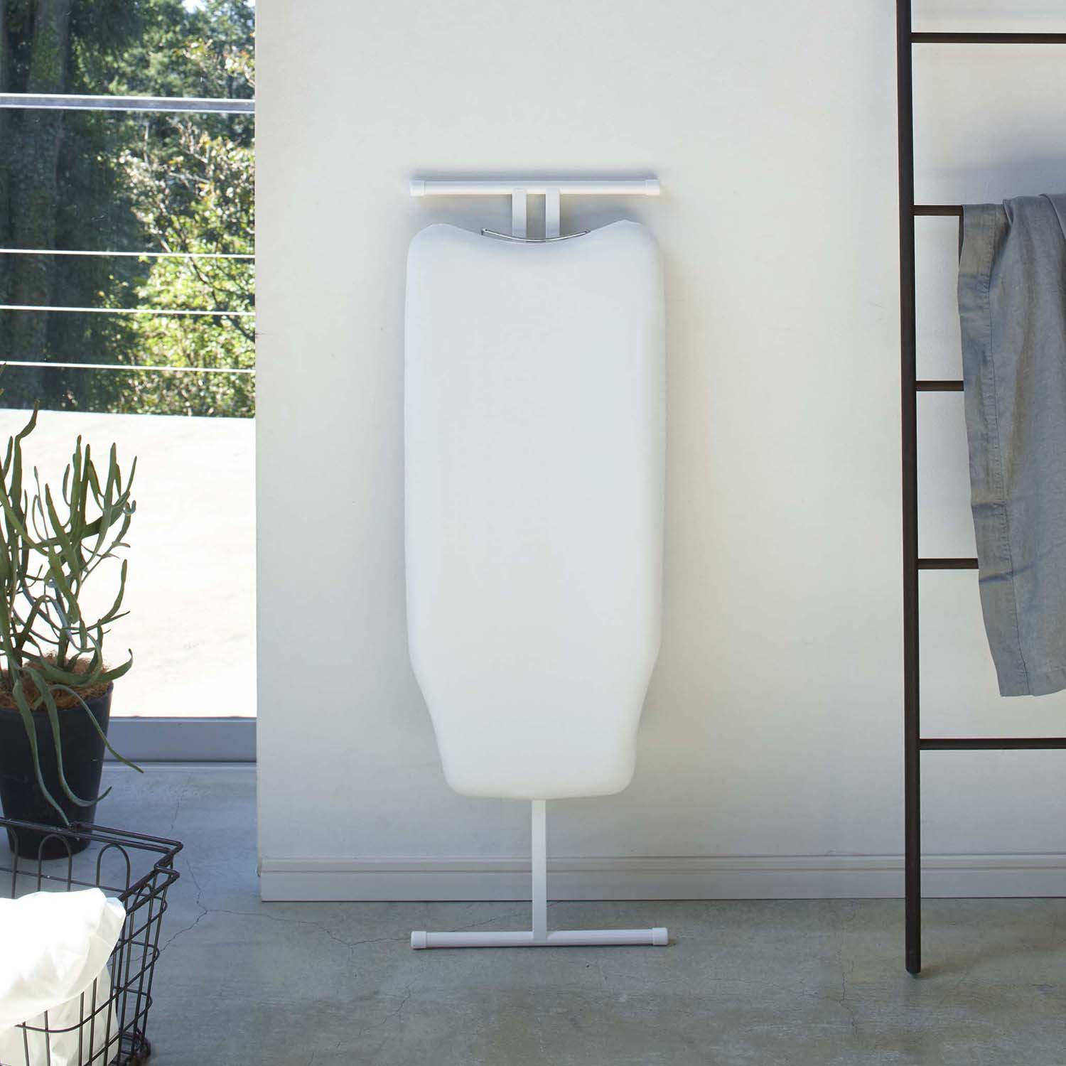 山崎実業　タワー 椅子に座ってかけられる 軽量スタンド式アイロン台