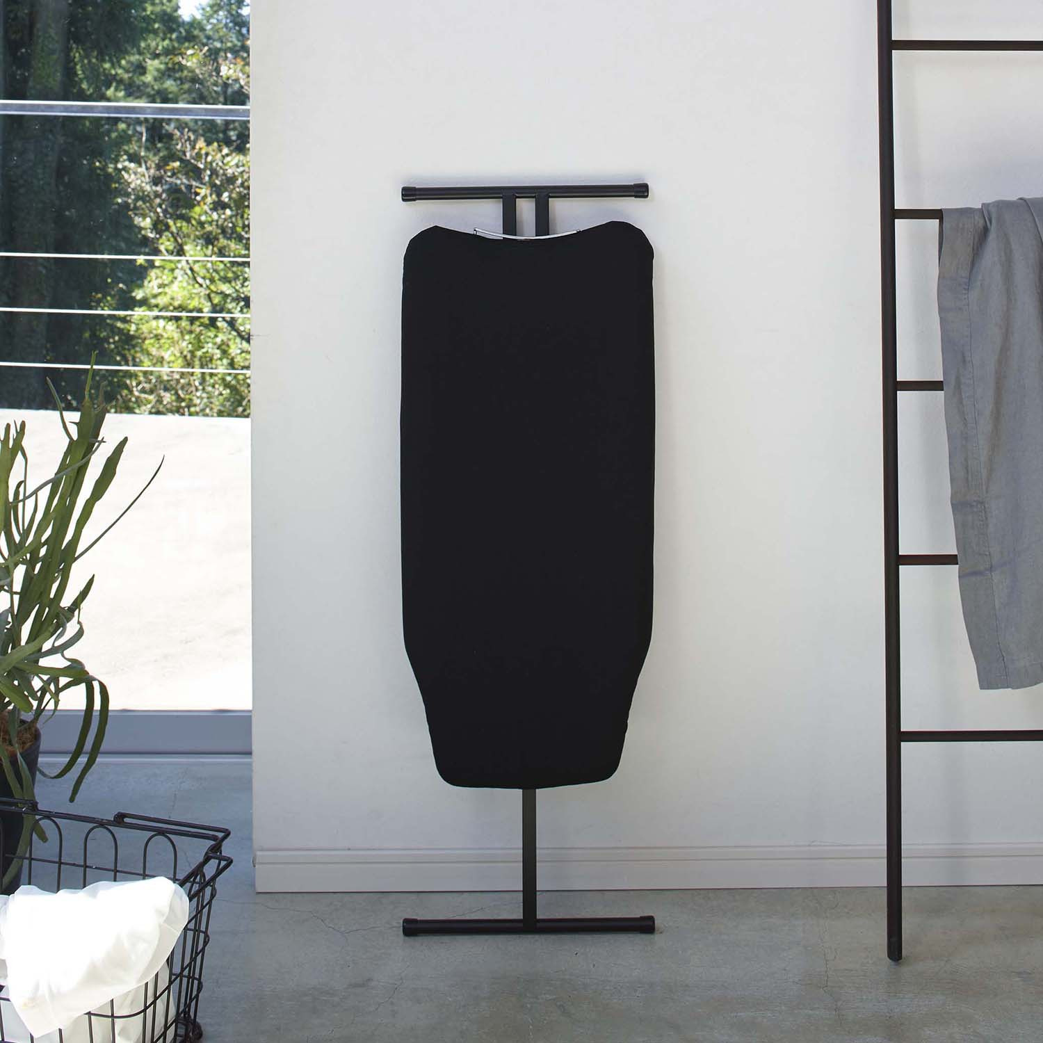 山崎実業　タワー 椅子に座ってかけられる 軽量スタンド式アイロン台