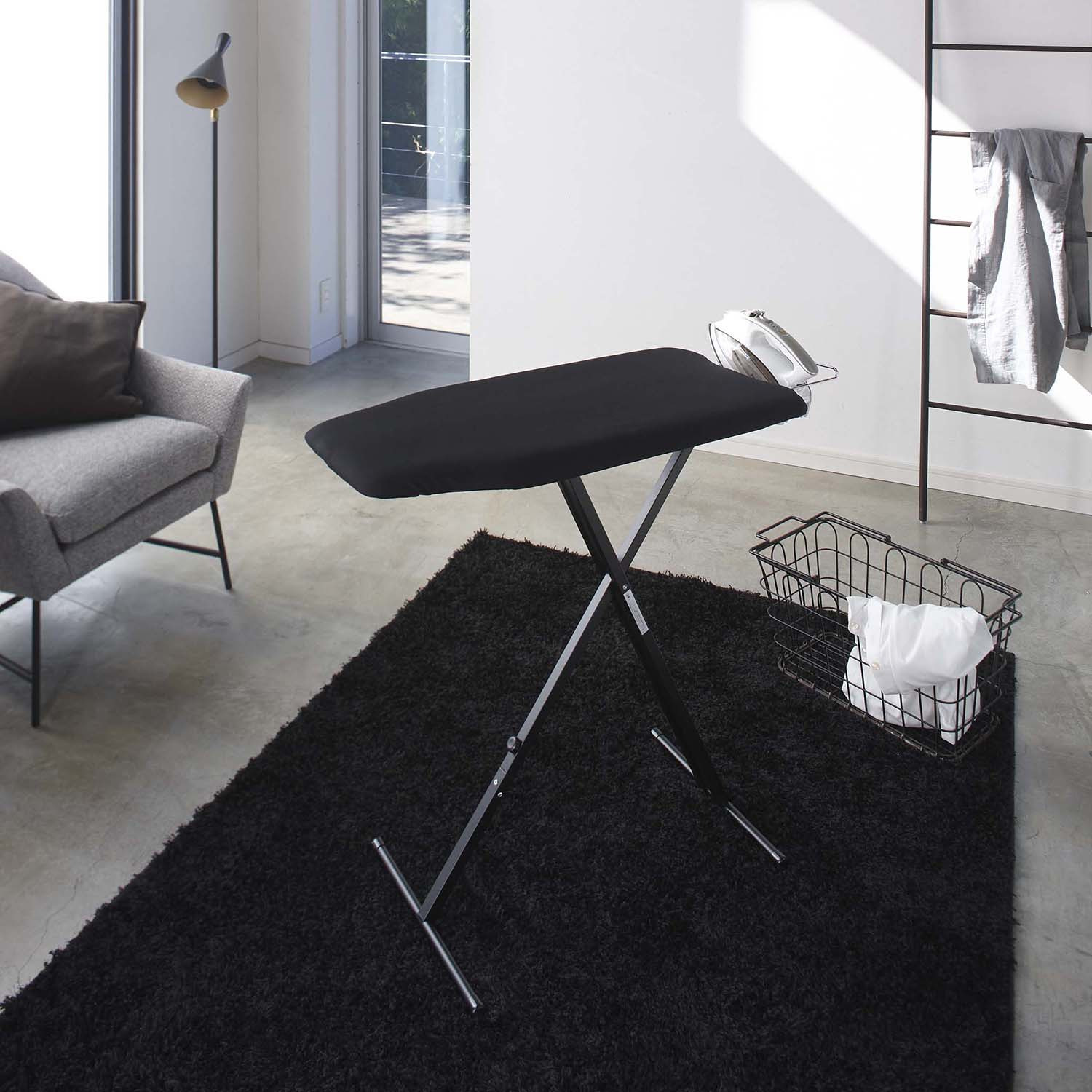 山崎実業　タワー 椅子に座ってかけられる 軽量スタンド式アイロン台