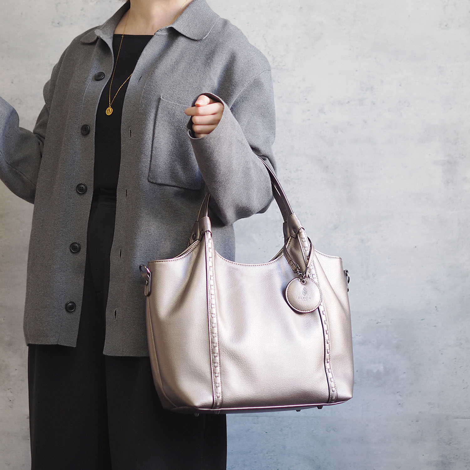 グッシオイタリー はっ水 レザータッチ素材 トートバッグ＆ ミニポシェットセット ＜ロゴチャーム付＞