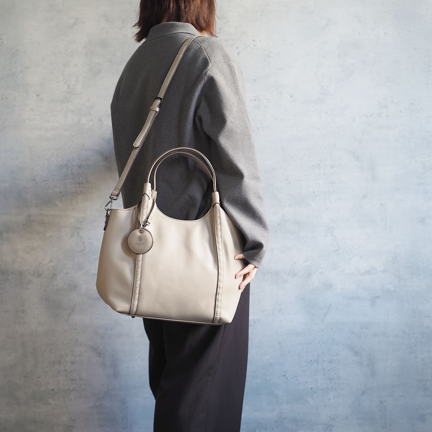 グッシオイタリー はっ水 レザータッチ素材 トートバッグ＆ ミニポシェットセット ＜ロゴチャーム付＞