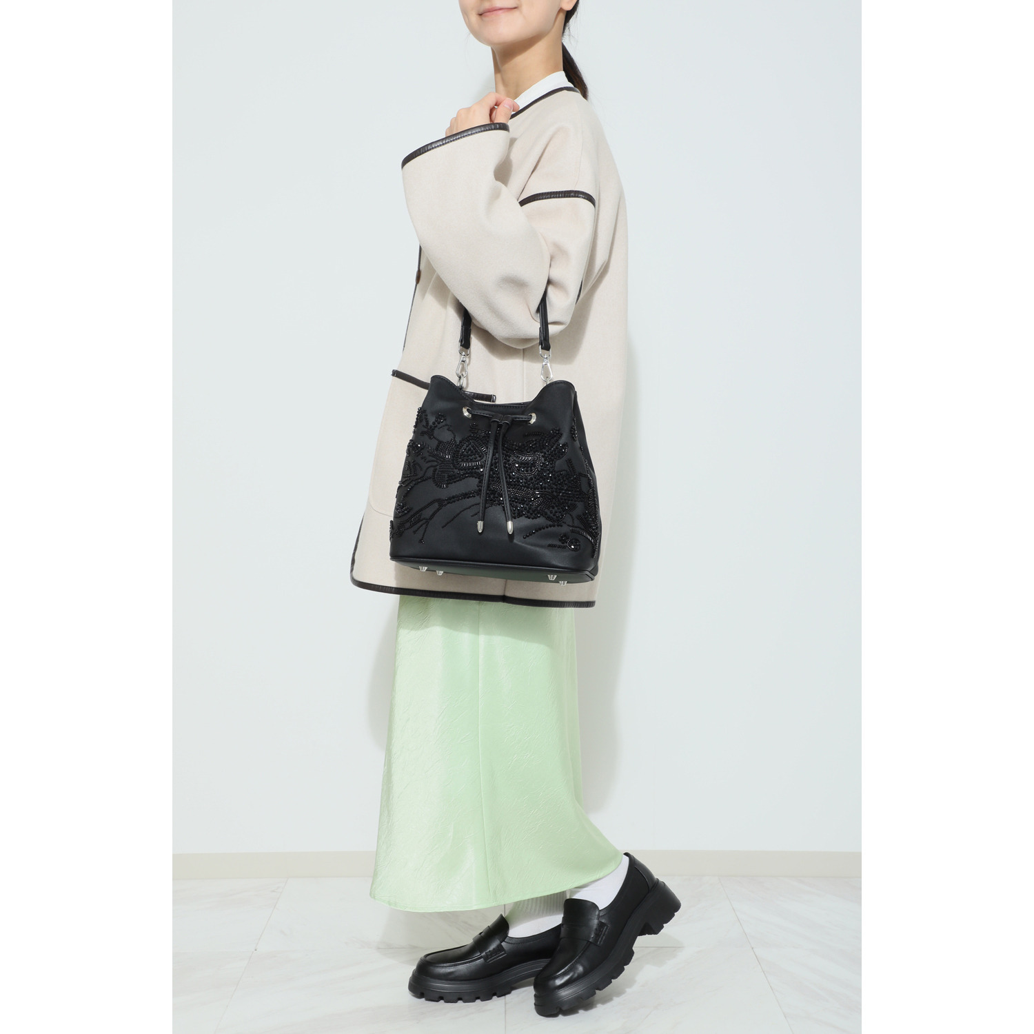 グッシオイタリー 花の都フェレンツェを テーマに。 フラワービーズ刺しゅう ２ウェイ巾着ハンドバッグ