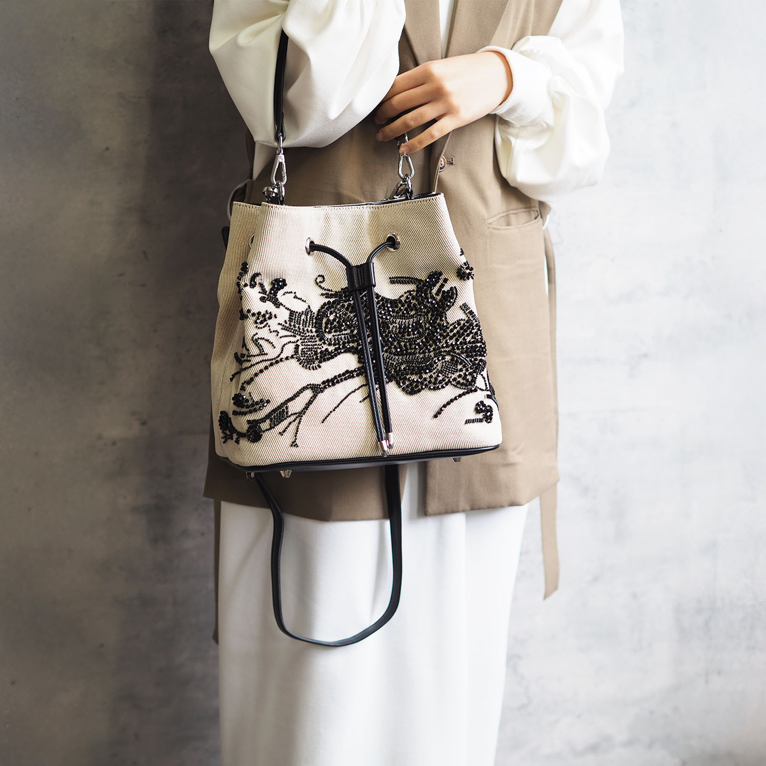 グッシオイタリー 花の都フェレンツェを テーマに。 フラワービーズ刺しゅう ２ウェイ巾着ハンドバッグ