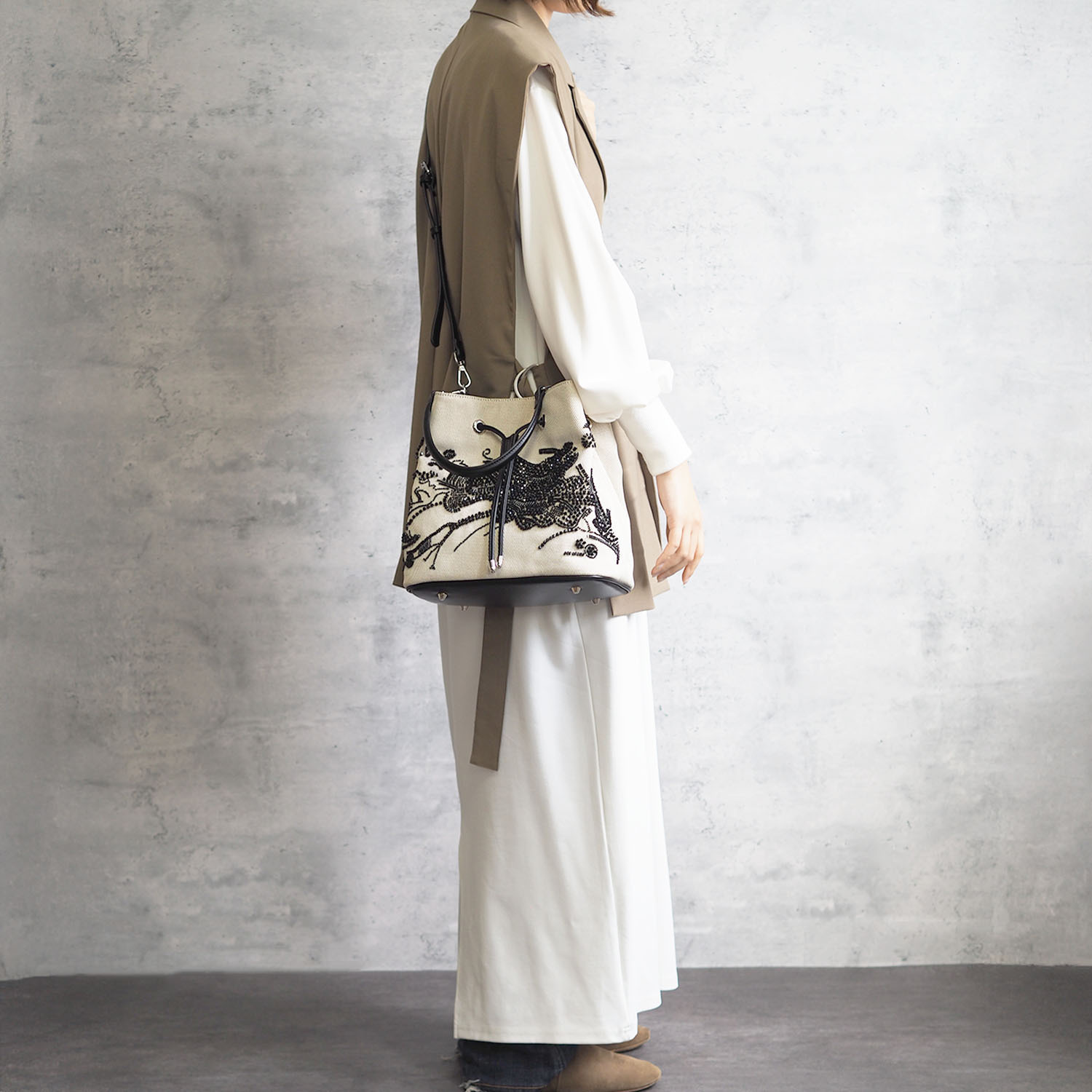 グッシオイタリー 花の都フェレンツェを テーマに。 フラワービーズ刺しゅう ２ウェイ巾着ハンドバッグ