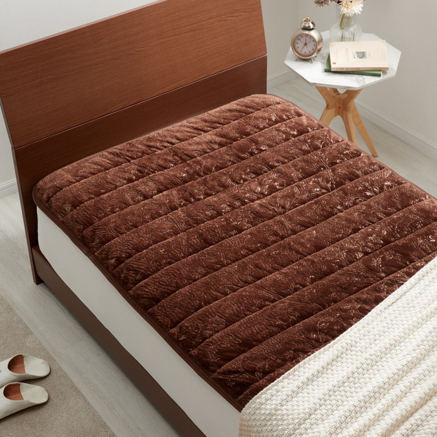 ｎｉｓｈｉｋａｗａ ゴム無しでもズレにくい！ 吸湿発熱生地＆ 蓄熱わた使用 置くらくホット敷きパッド ＜シングル＞