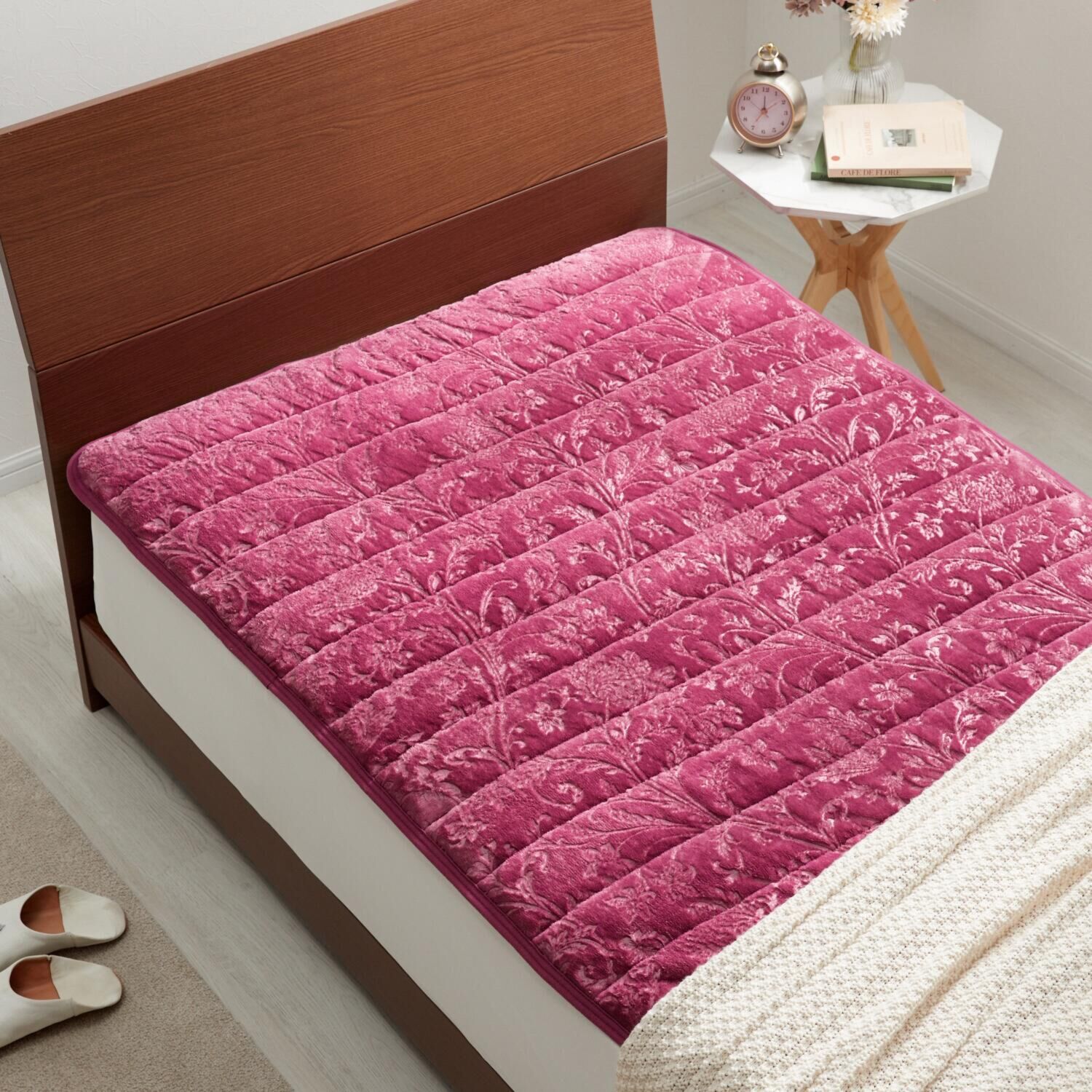 ｎｉｓｈｉｋａｗａ ゴム無しでもズレにくい！ 吸湿発熱生地＆ 蓄熱わた使用 置くらくホット敷きパッド ＜セミダブル＞