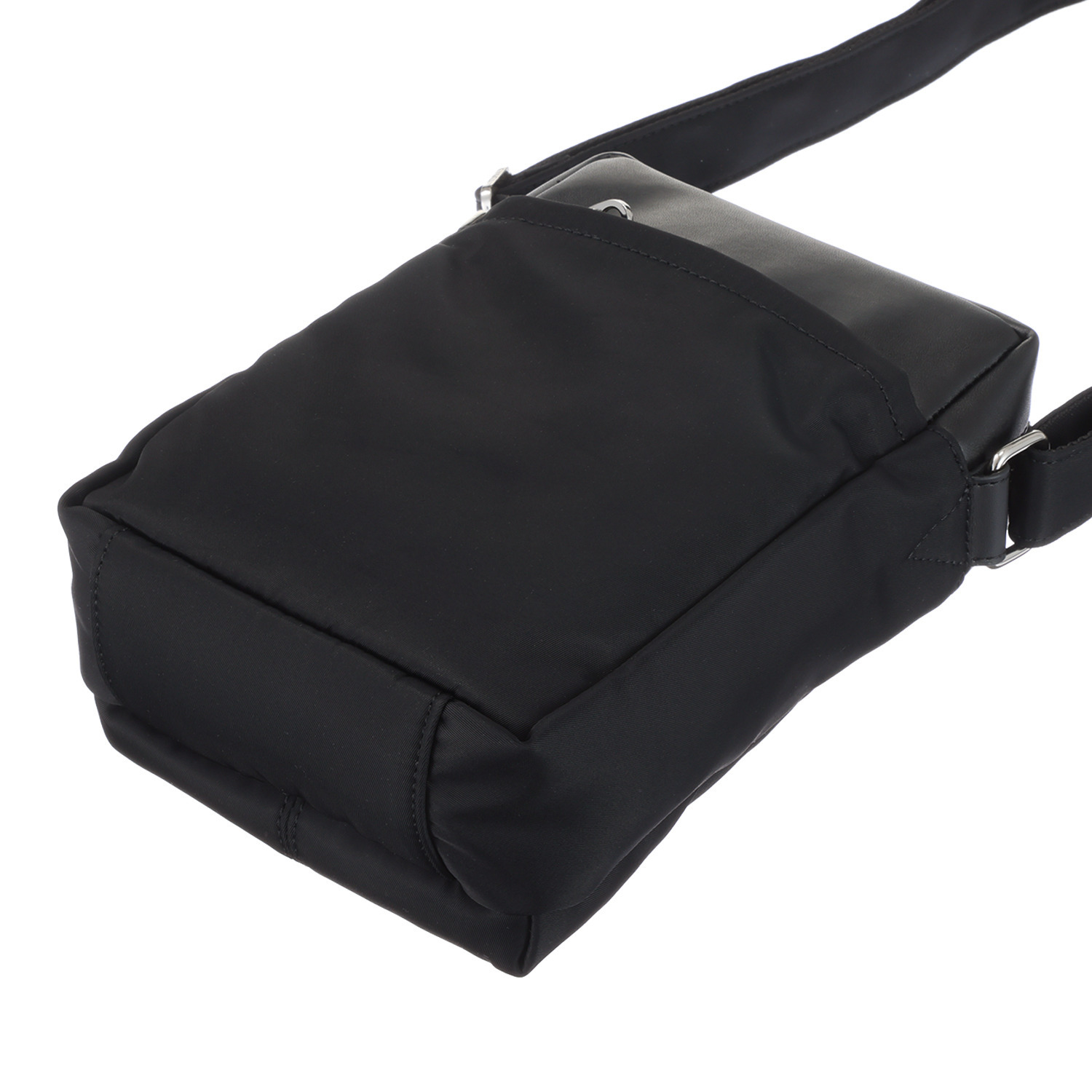 イザック はっ水 ナイロンツイル 縦ポシェット