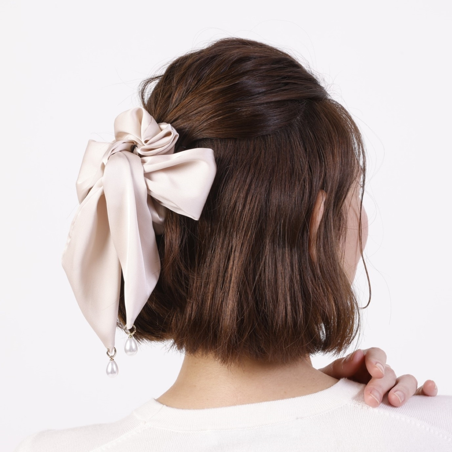 メイドバイスターズ シルク＆コラーゲンの Ｗ加工！ パールモティーフが揺れる リボンタイ付き モイストシュシュ