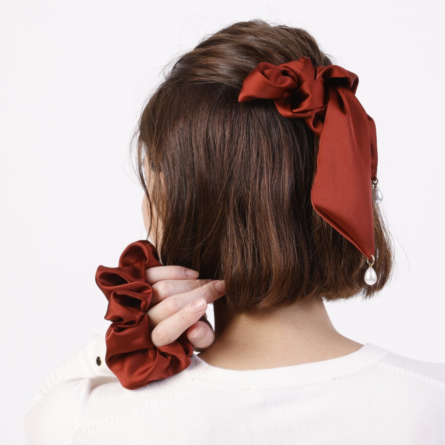 メイドバイスターズ シルク＆コラーゲンの Ｗ加工！ パールモティーフが揺れる リボンタイ付き モイストシュシュ