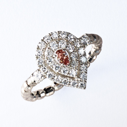 ディーラリエ　プラチナ９５０　ファンシーインテンス　ピンクダイヤモンド　ドロップデザイン　ディーエラスティック　リング＜鑑定書付＞