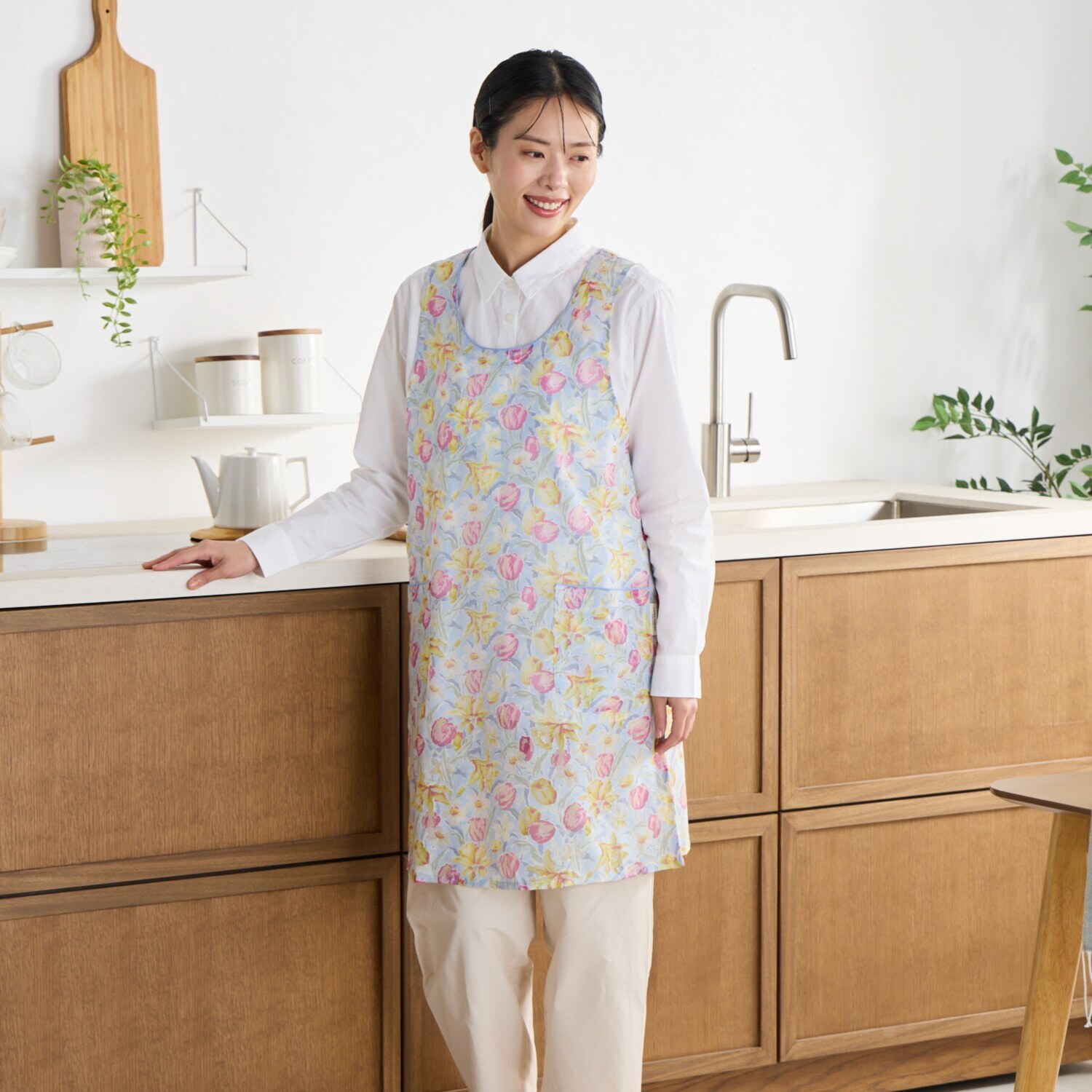 ローラアシュレイ チューリップス柄 綿混オパール加工 エプロン