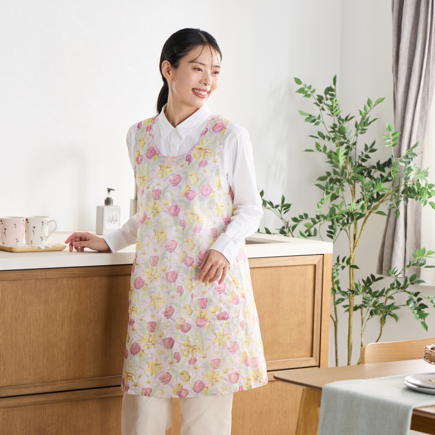ローラアシュレイ チューリップス柄 綿混オパール加工 エプロン