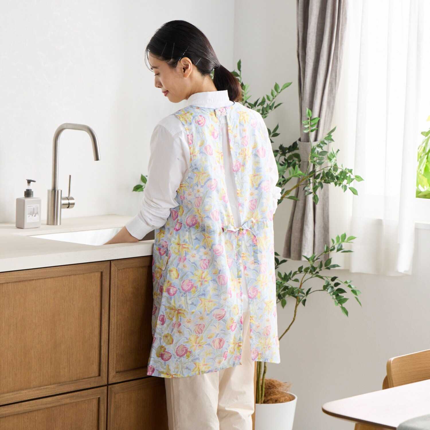 ローラアシュレイ チューリップス柄 綿混オパール加工 エプロン