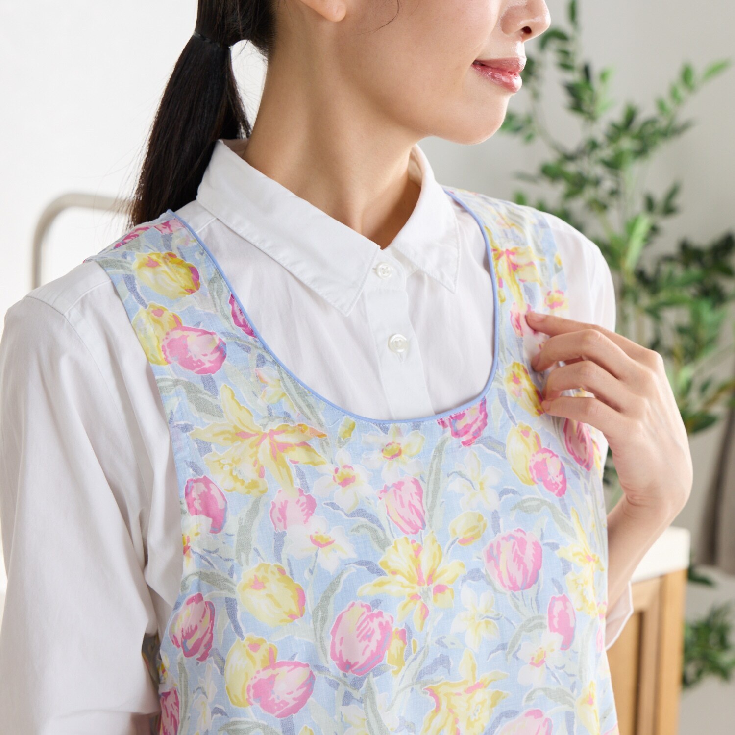 ローラアシュレイ チューリップス柄 綿混オパール加工 エプロン