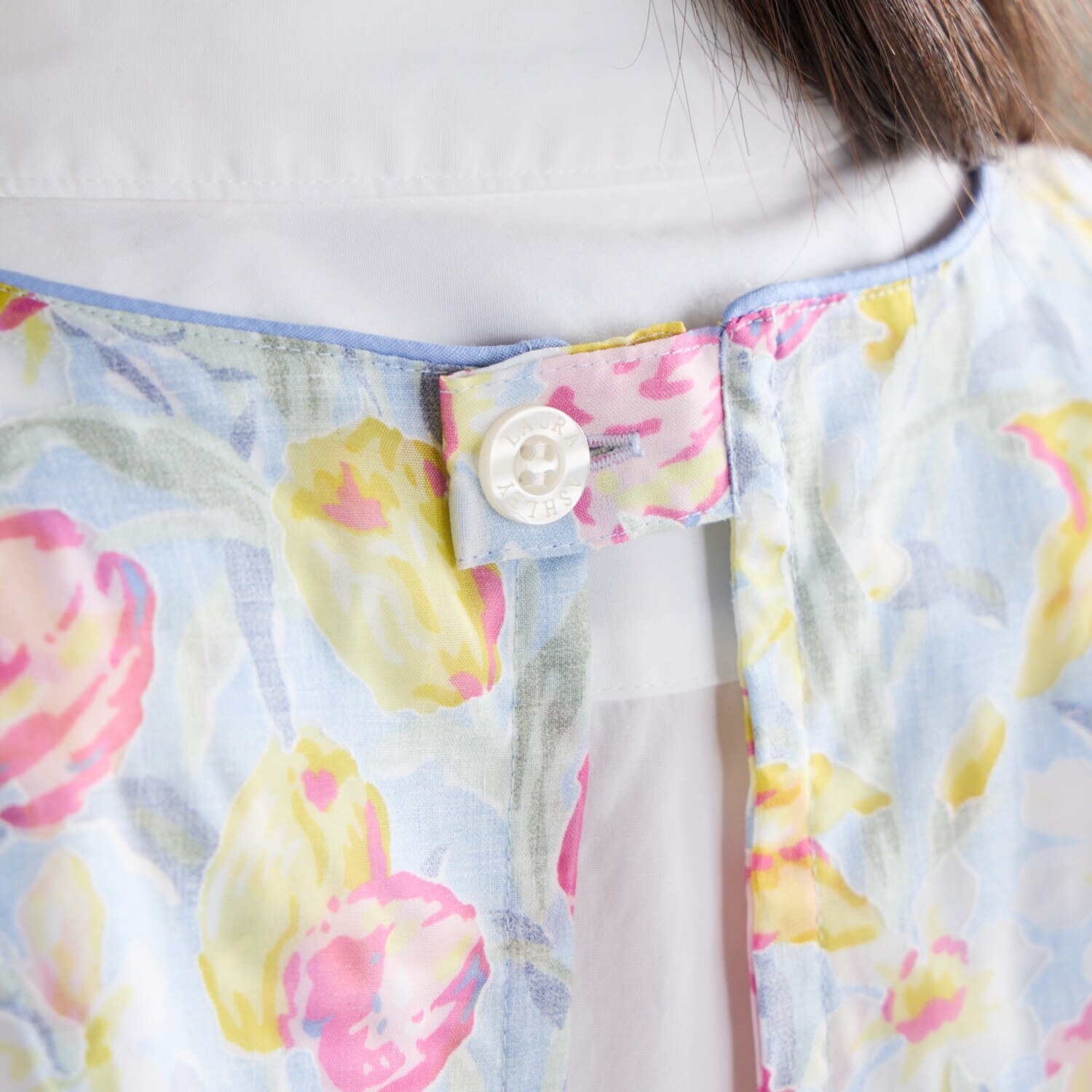 ローラアシュレイ チューリップス柄 綿混オパール加工 エプロン