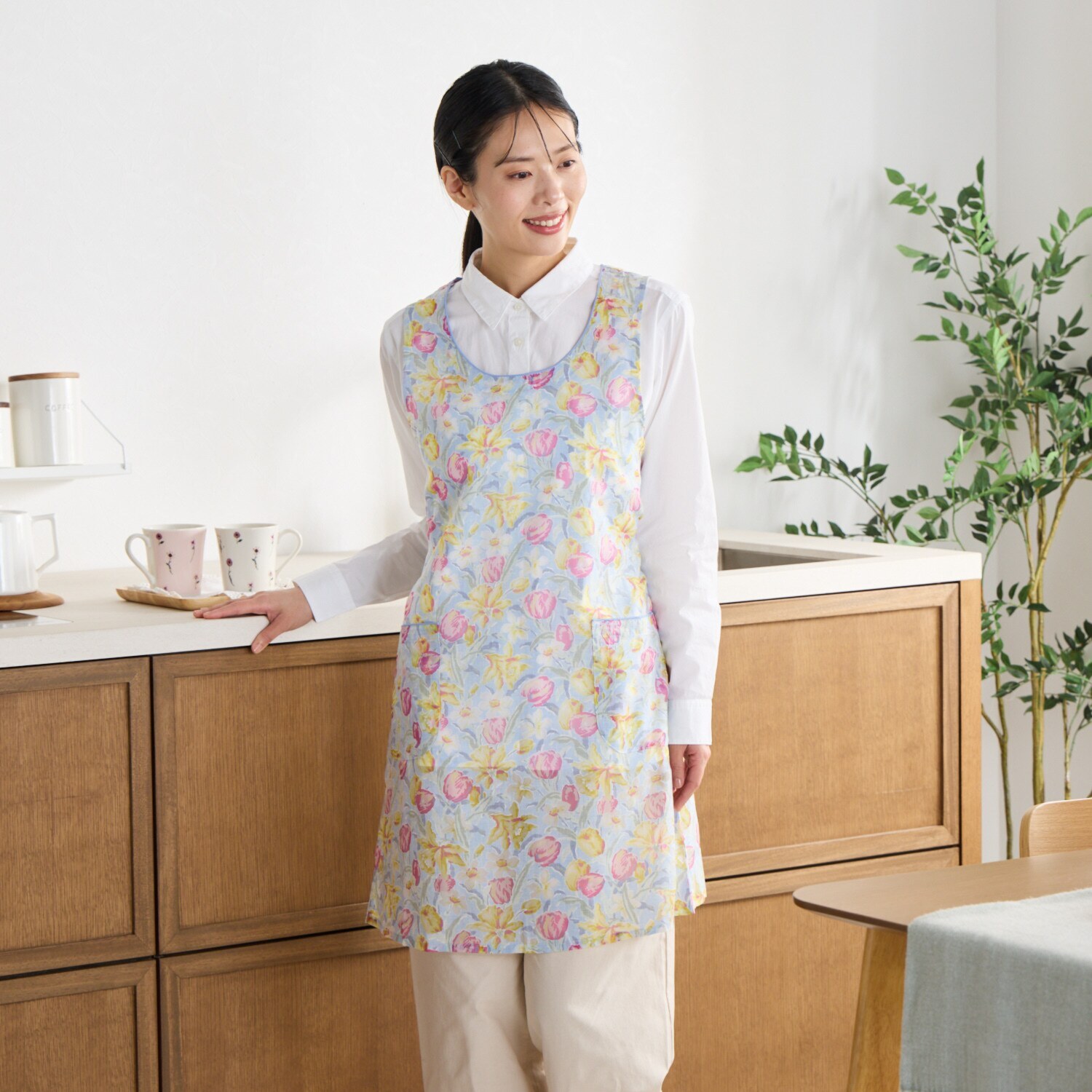 ローラアシュレイ チューリップス柄 綿混オパール加工 エプロン