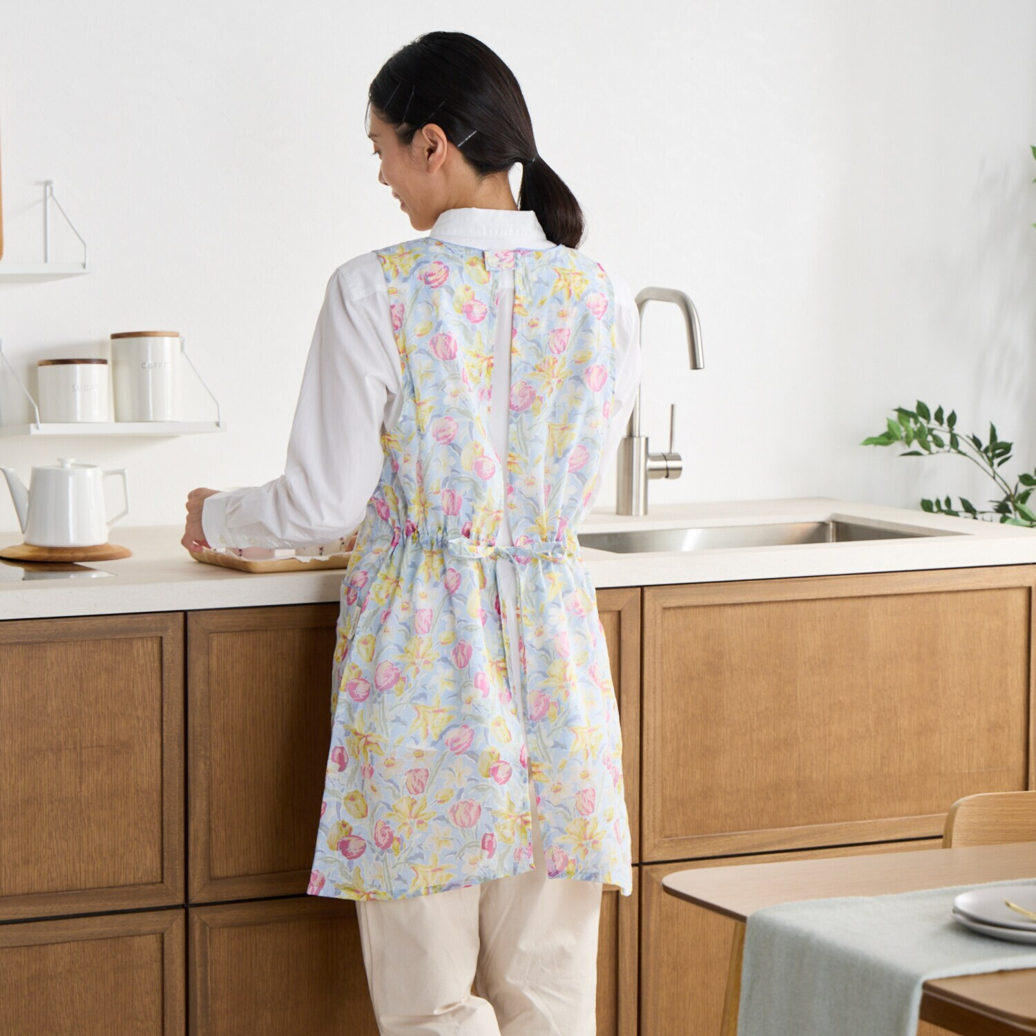 ローラアシュレイ チューリップス柄 綿混オパール加工 エプロン