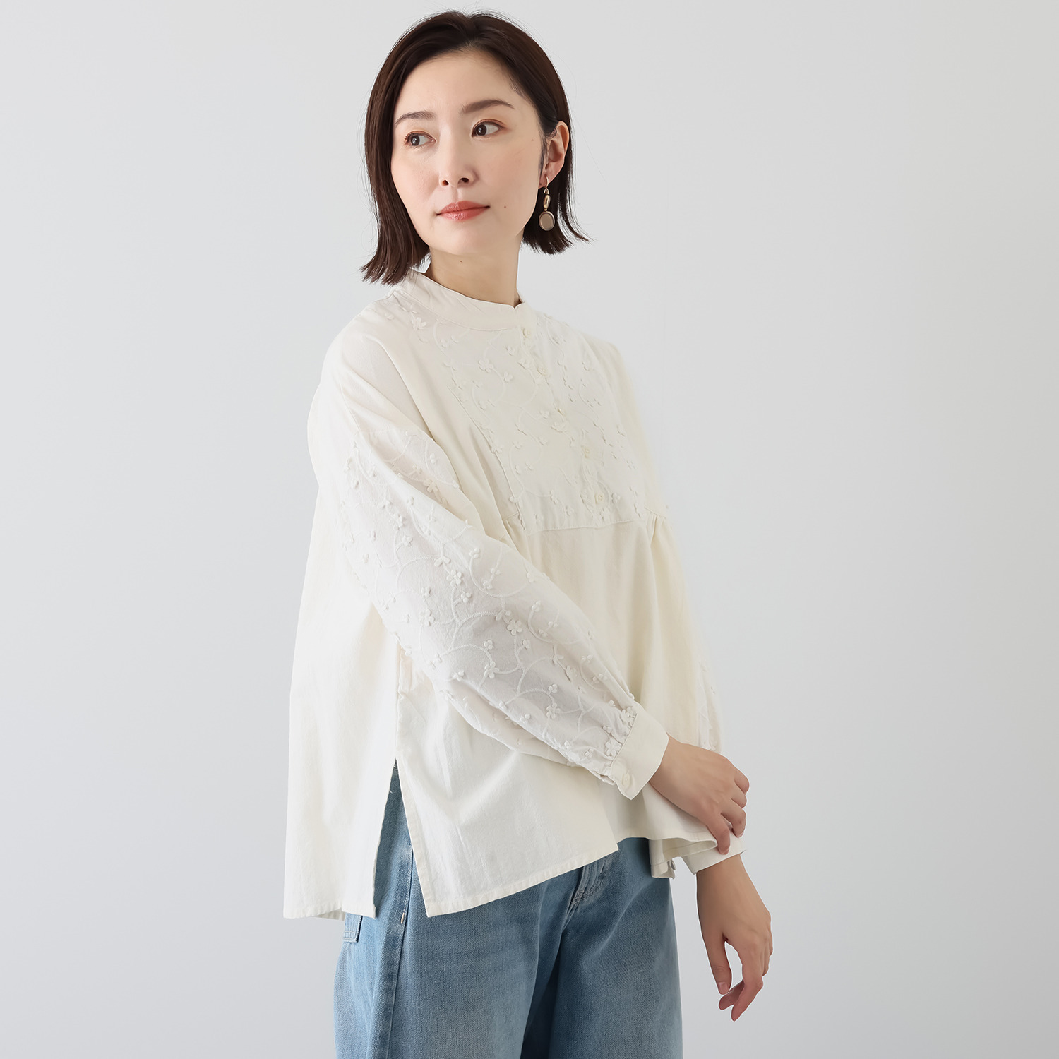 テミテ 華やかに映える 立体刺しゅう ブラウス