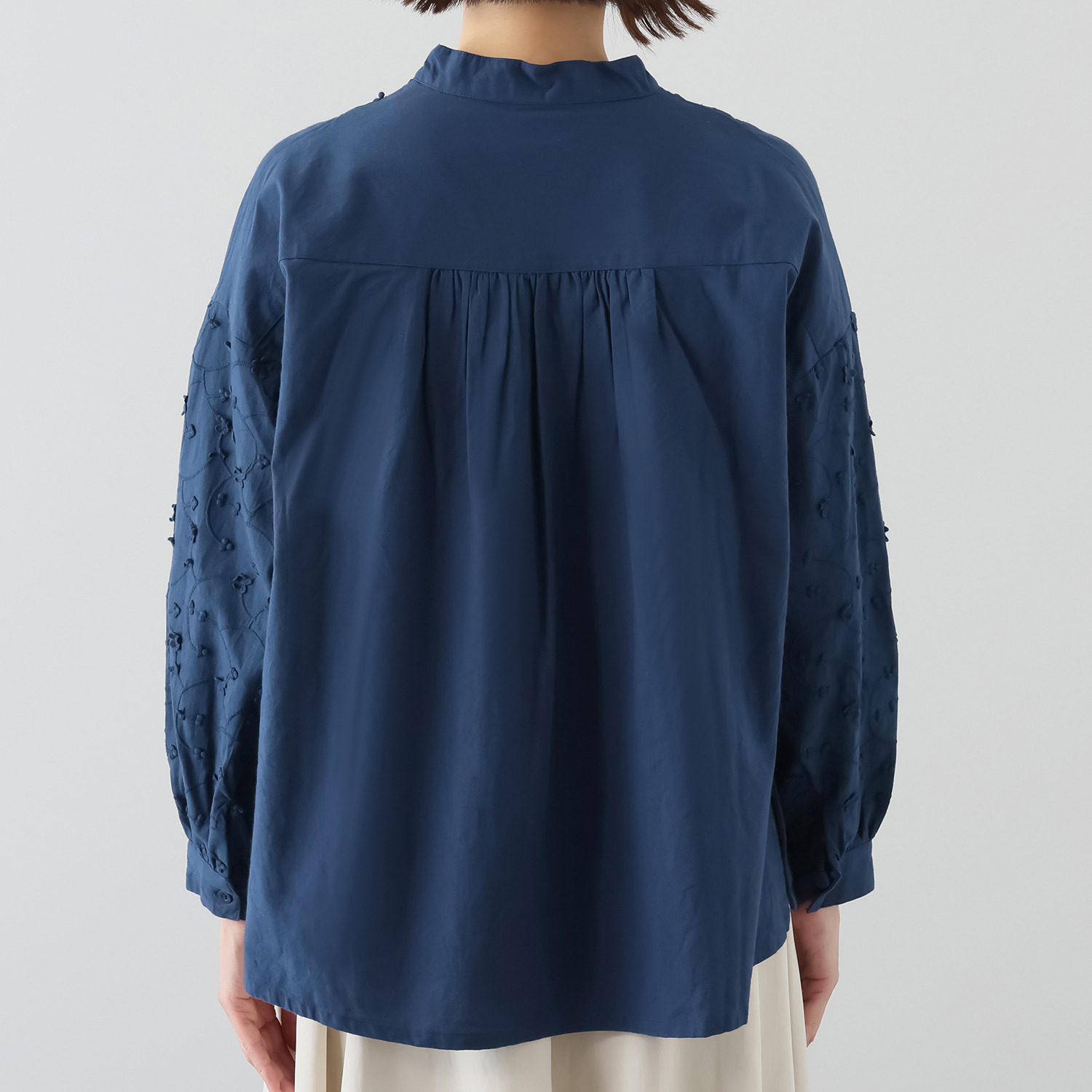 テミテ 華やかに映える 立体刺しゅう ブラウス