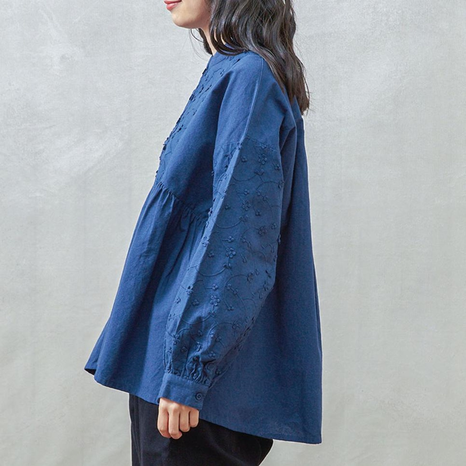 テミテ 華やかに映える 立体刺しゅう ブラウス