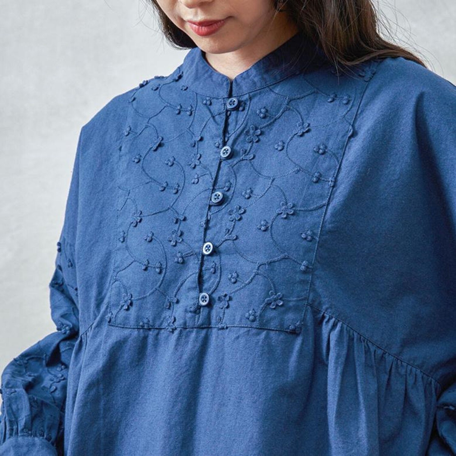 テミテ 華やかに映える 立体刺しゅう ブラウス