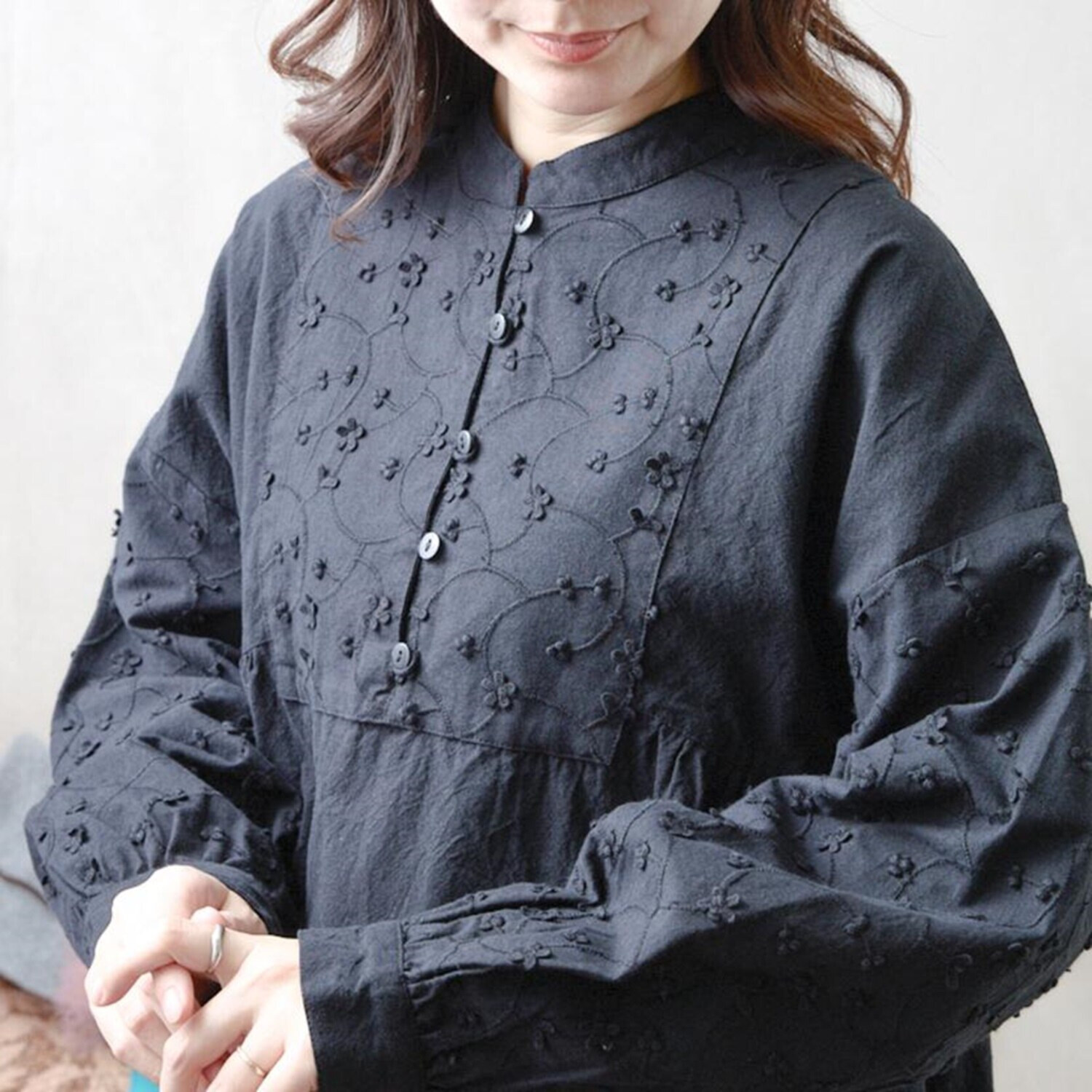 テミテ 華やかに映える 立体刺しゅう ブラウス