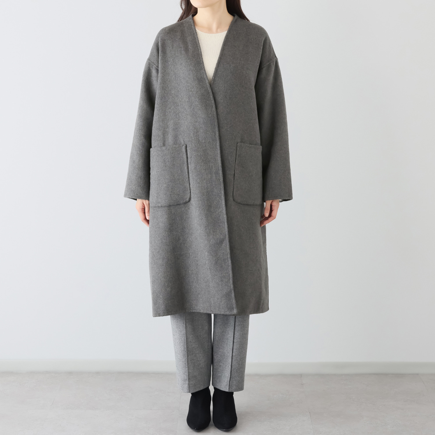 アンドスピカ ウールブレンド ノーカラー リバー仕立てコート