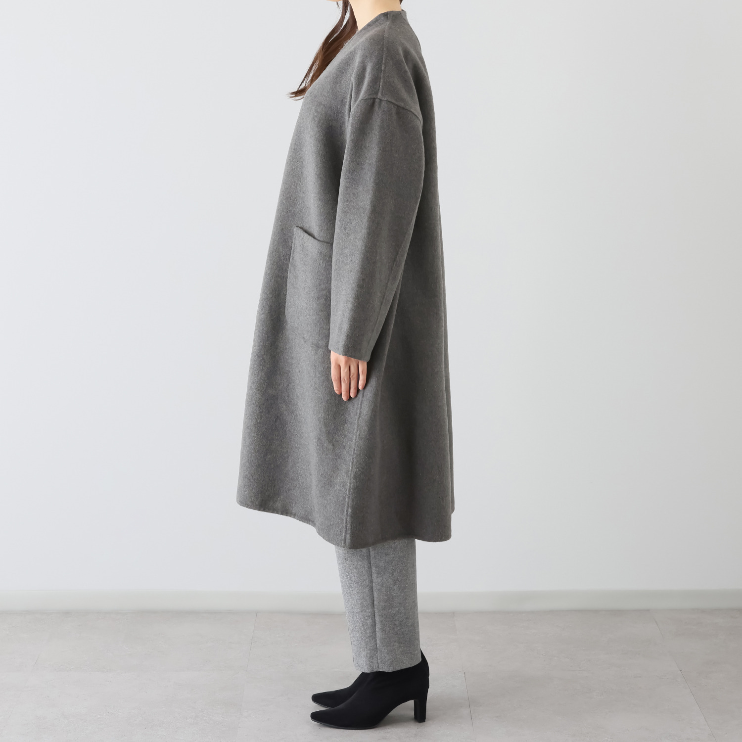 アンドスピカ ウールブレンド ノーカラー リバー仕立てコート