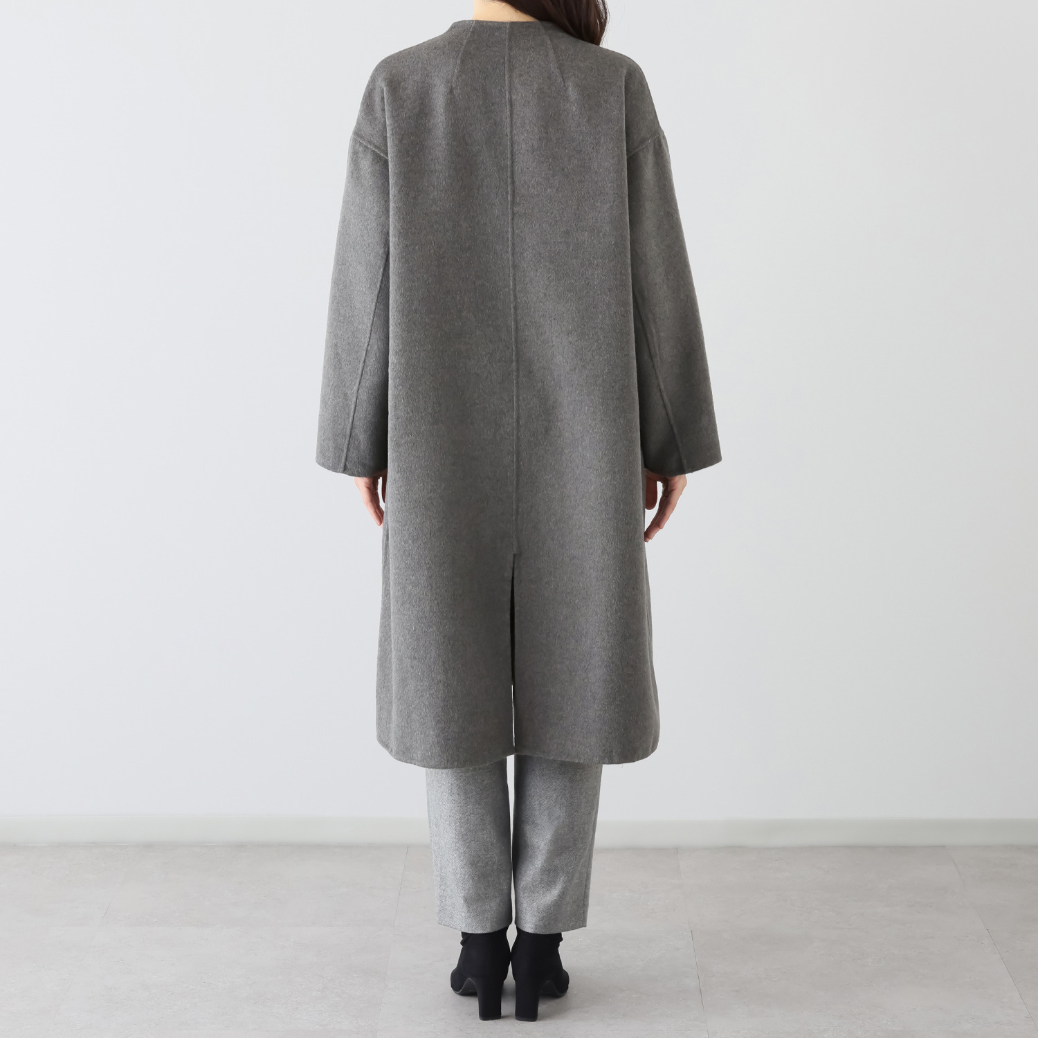 アンドスピカ ウールブレンド ノーカラー リバー仕立てコート