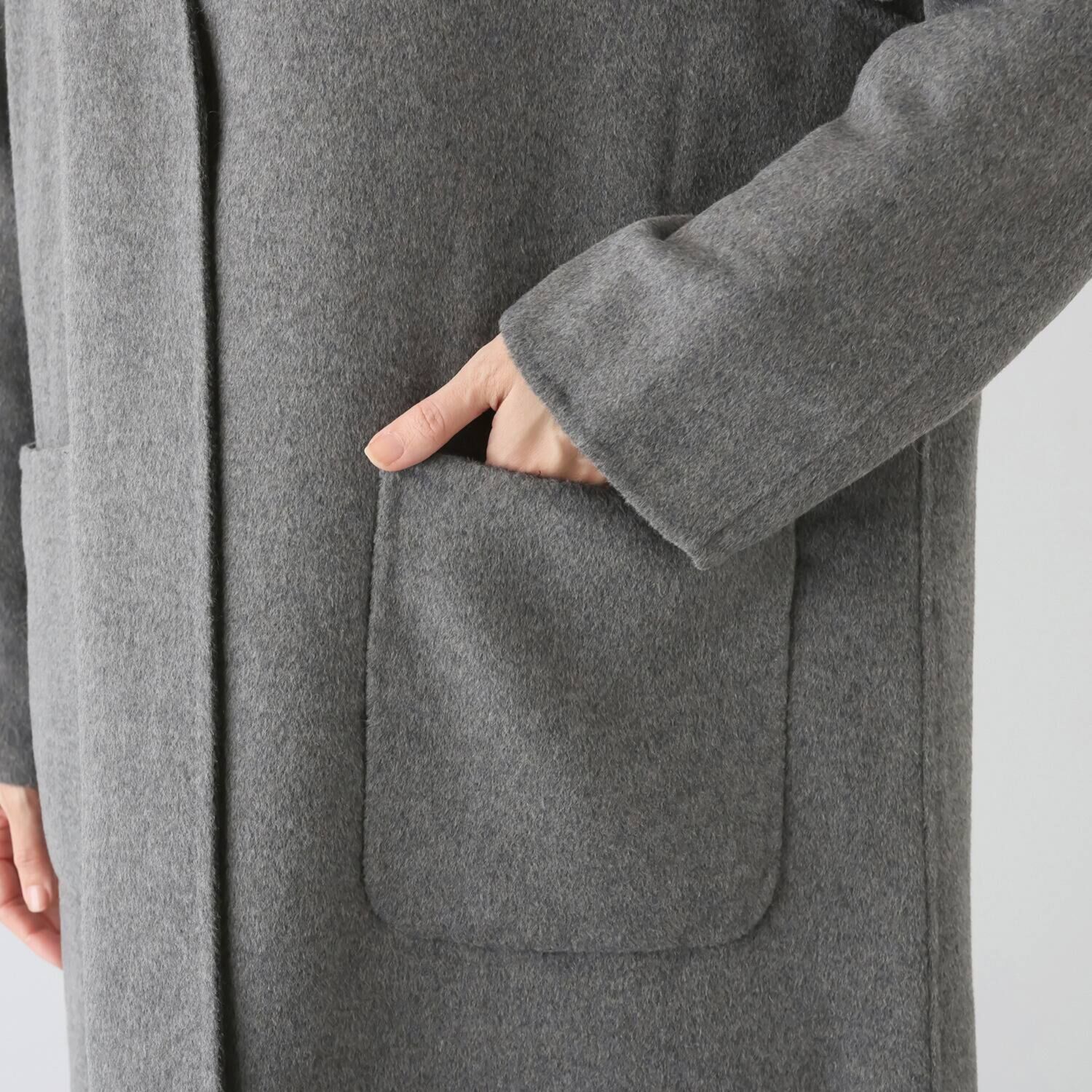 アンドスピカ ウールブレンド ノーカラー リバー仕立てコート