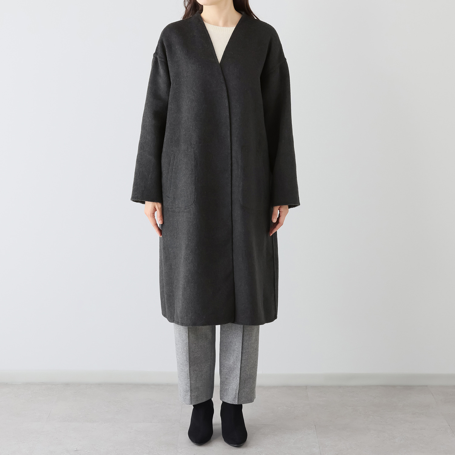 アンドスピカ ウールブレンド ノーカラー リバー仕立てコート