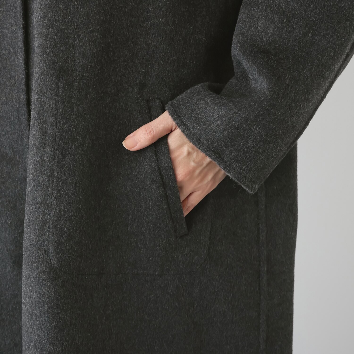 アンドスピカ ウールブレンド ノーカラー リバー仕立てコート