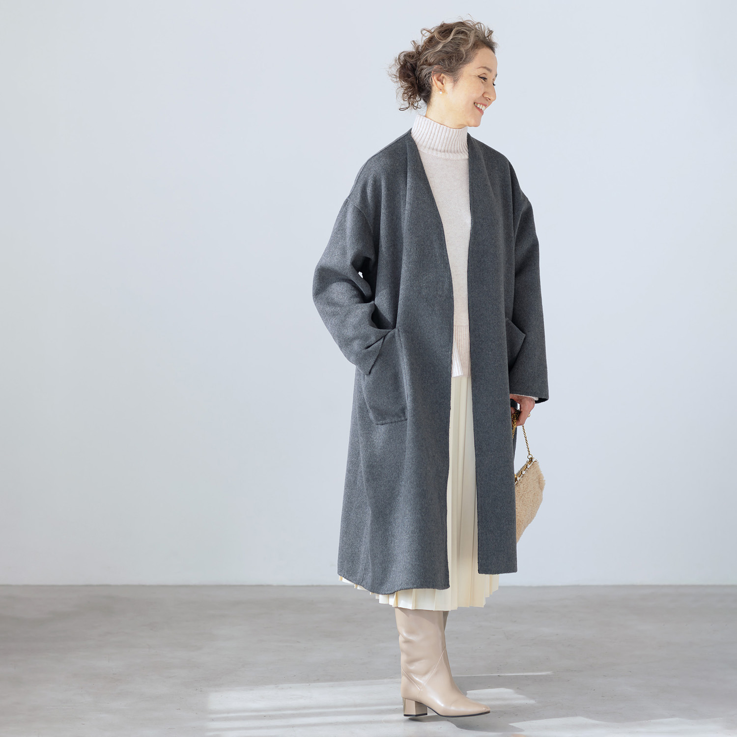 アンドスピカ ウールブレンド ノーカラー リバー仕立てコート