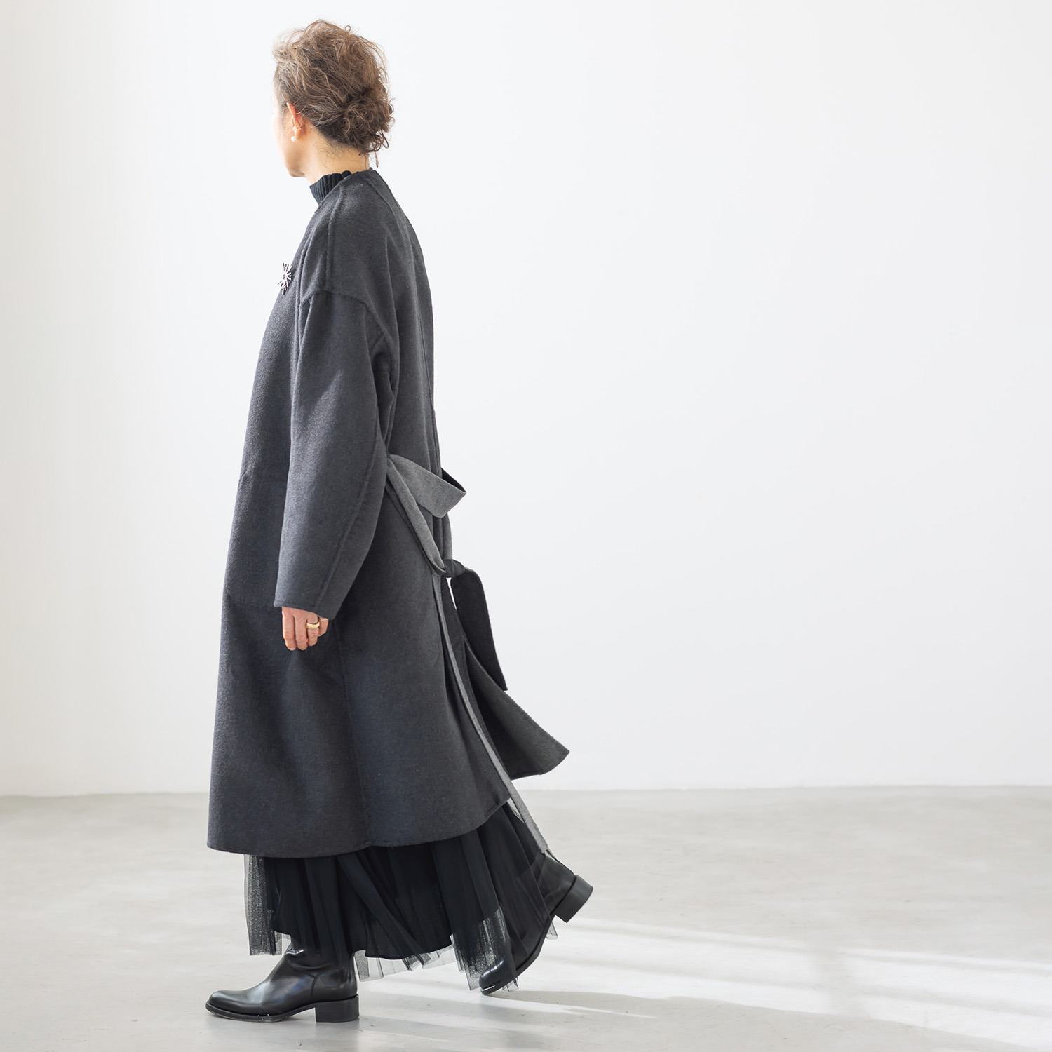 アンドスピカ ウールブレンド ノーカラー リバー仕立てコート