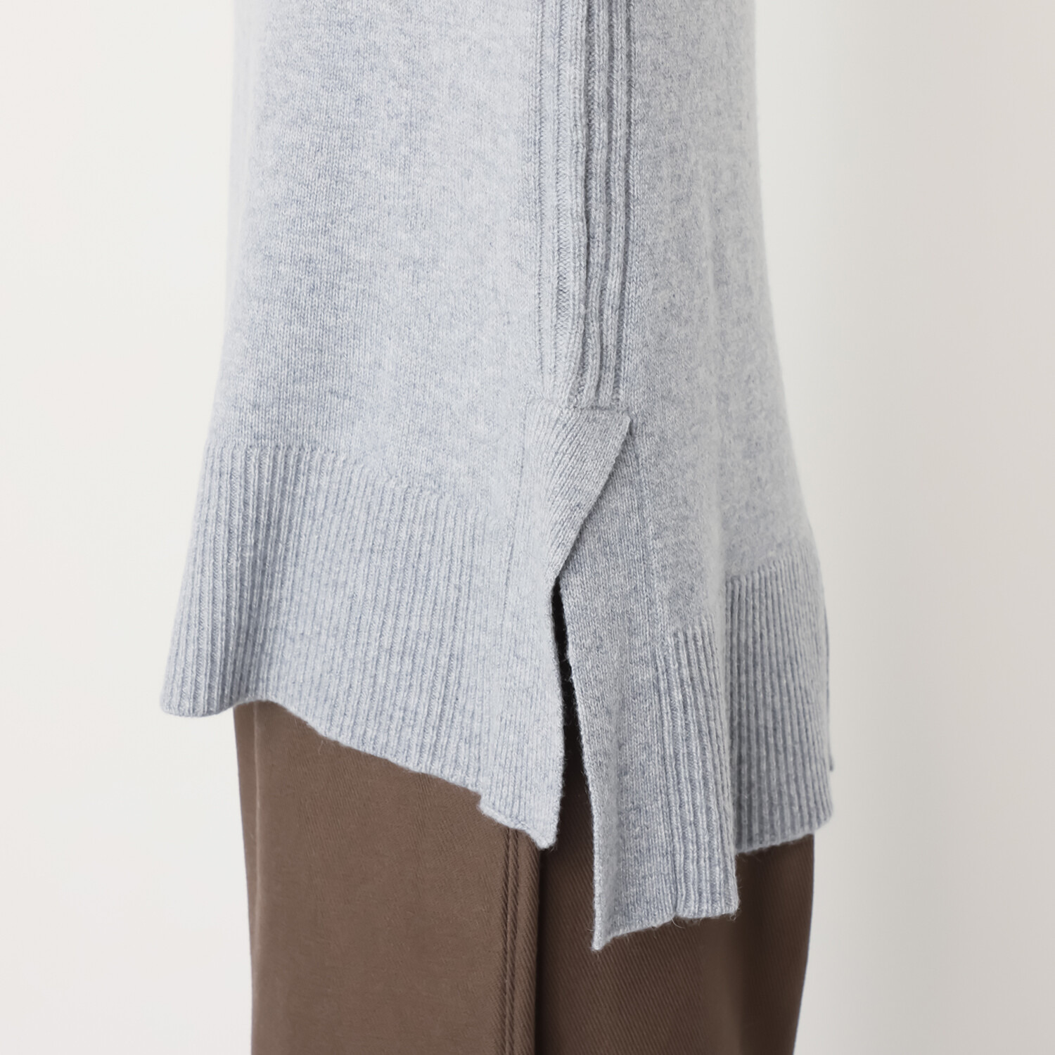 アンドスピカ カシミヤブレンド ハイネック ニットプルオーバー