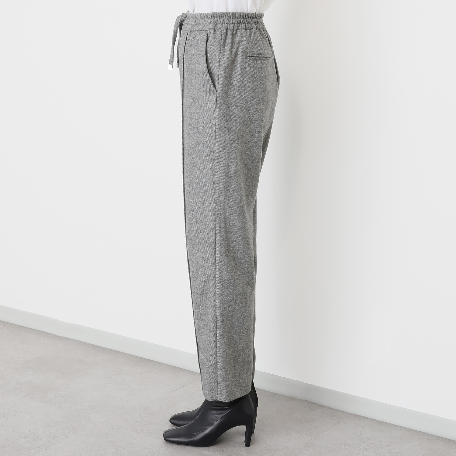 アンドスピカ ウールブレンド ウエストドロスト ストレートパンツ