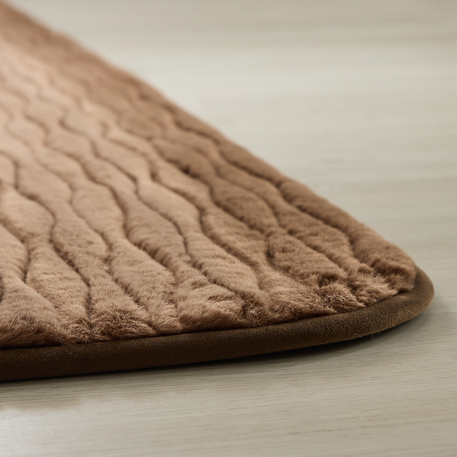 セーブルファータッチ 蓄熱ウレタン入り 足元あったかラグ ＜６５×１７０ｃｍ＞