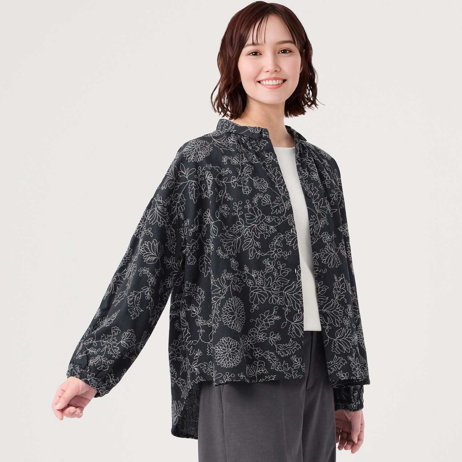 テミテ ナチュラルな着映え 綿麻 総柄刺しゅうブラウス