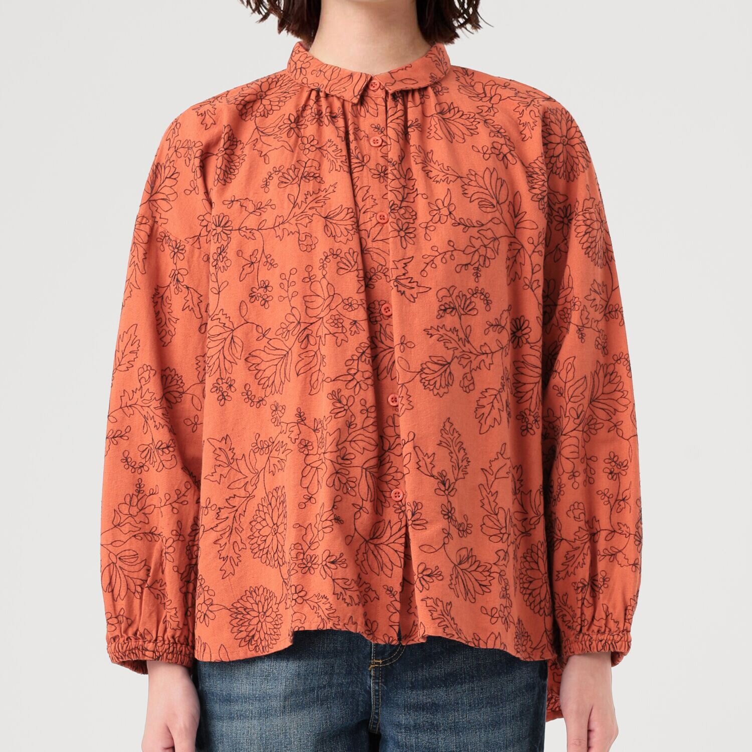 テミテ ナチュラルな着映え 綿麻 総柄刺しゅうブラウス