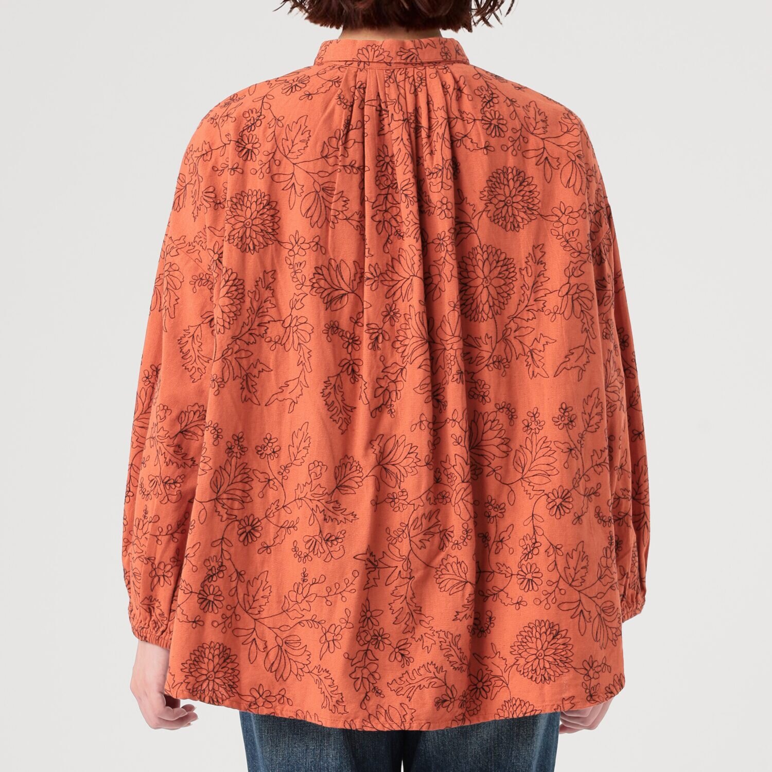 テミテ ナチュラルな着映え 綿麻 総柄刺しゅうブラウス