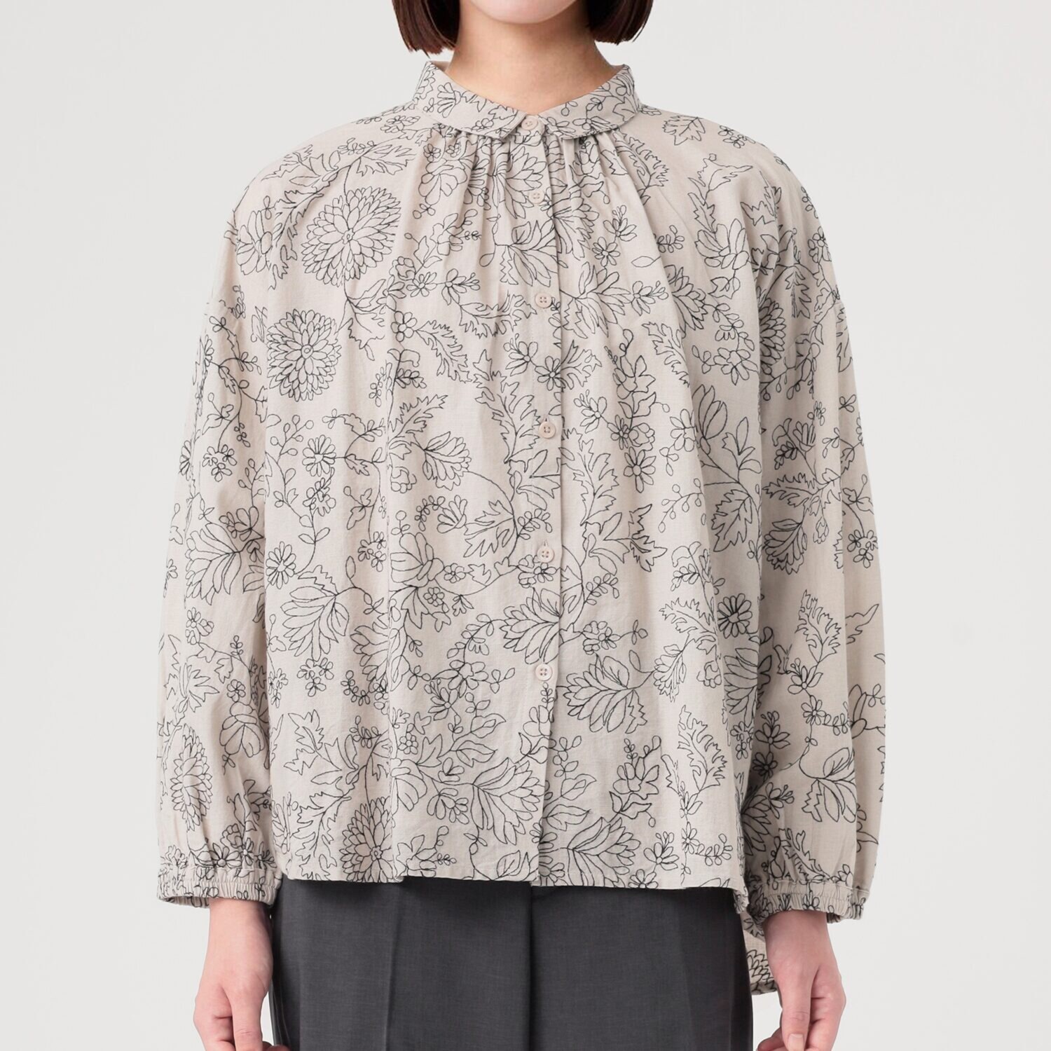 テミテ ナチュラルな着映え 綿麻 総柄刺しゅうブラウス